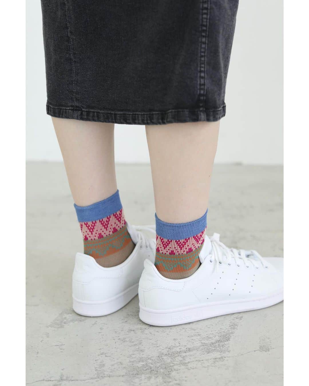 靴下屋公式アカウント（tabio）さんのインスタグラム写真 - (靴下屋公式アカウント（tabio）Instagram)「. “夏のジャカードソックス“ 透ける糸を使用した 夏らしいフェアアイルソックス。 足元映えするカラーが揃っており、 サンダルスタイルにオススメです◎ ⁡ ▷サマーフェアアイルショートソックス 021130370 ¥1,320 ⁡ #tabio#タビオ#socks#sockstyle#socksoftheday#ootd#legfasion#レッグファッション#大人コーデ#大人の足元#ジャカード#サンダルに靴下#spring#summer#春コーデ#夏コーデ#フェアアイル」5月23日 18時41分 - tabio.jp