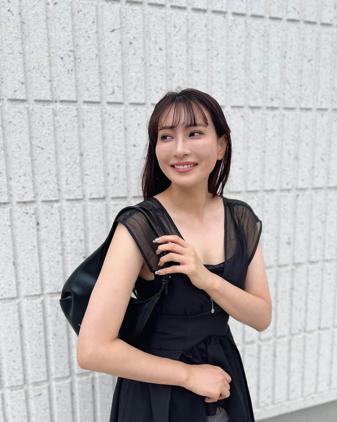 ANNA 杏奈のインスタグラム：「トレンドの形の🛍️ @edita.official のを使っています🩵 ┈┈┈┈┈┈┈┈┈┈┈┈┈┈┈┈┈┈┈┈ edita.  en.（エン）ラインのコンセプト ～ FRIDAY NIGHTS ～ 「艶」ある大人が金曜の夜をもっと素敵に。上質で気品漂うワンランク上のライン ┈┈┈┈┈┈┈┈┈┈┈┈┈┈┈┈┈┈┈┈  動物由来の革、毛は使用してないの😍 ケアは軽く湿らしたタオルで拭き取るよ☝️ 物もたくさん入るのでオススメ✨  https://item.rakuten.co.jp/grangy/edt-085/ . . #edita  #大人カジュアル #大人可愛い #カジュアルコーデ #アラサーコーデ  #アラサー女子 #前髪 #ロングヘア #トレンドコーデ #トレンド #トレンドファッション」