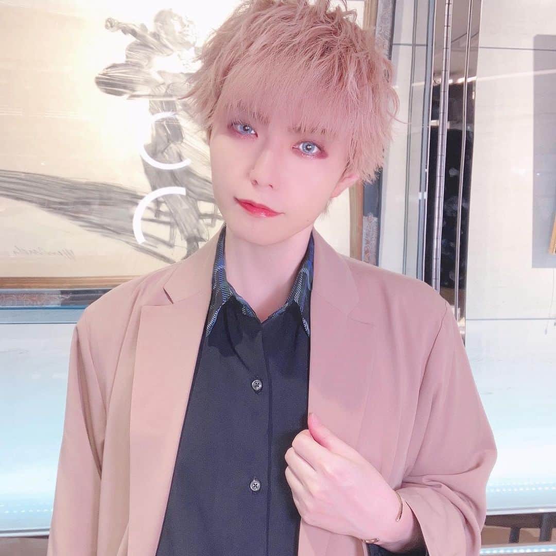 結さんのインスタグラム写真 - (結Instagram)「5月の結さん  3枚目のてかり具合が凄い笑  5月はソロ後初のイベント出演にディナーショーと盛り沢山な月でした。  2日連続で一緒に演奏して下さった泰斗さんに感謝。 そして痩せると顔が変わるなーと改めて実感。  あと2kg程で一番細かった時期に追い付くのでそこを目標に磨き続けようと思います。  6月は16日に演奏会があるので是非。  待ってるね。  結  #結 #v系 #ボーカル #雰囲気好きな人いいね」5月23日 18時48分 - sing.yui.0318
