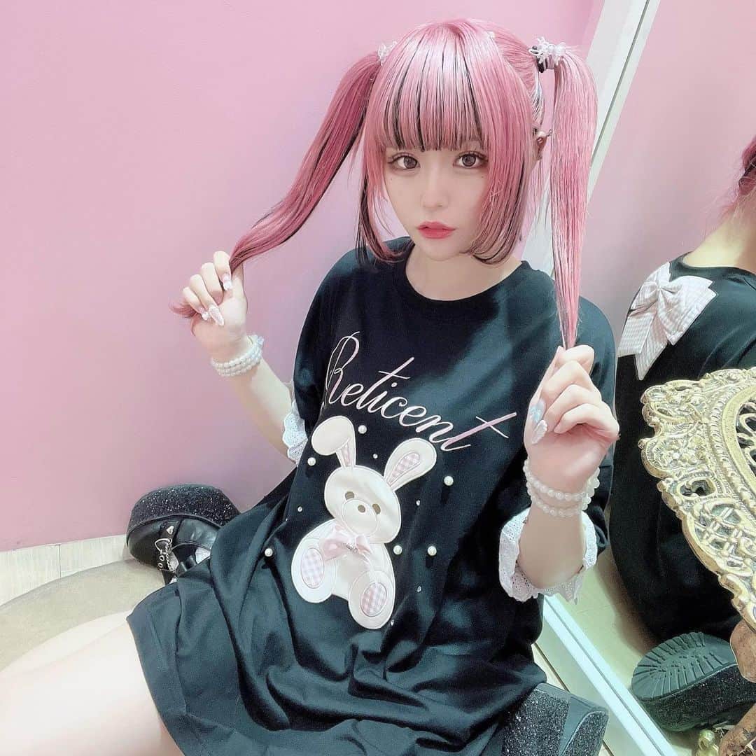 さきちゃんのインスタグラム：「ㅤㅤㅤㅤㅤㅤㅤㅤㅤㅤㅤ高めツインテール👧🏻🎀 #ankrouge #アンクルージュ #大宮アルシェ #大宮 #ブラックコーデ #ブラック #カジュアルコーデ #うさぎ #ツインテール #ツインテールアレンジ #ピンクヘアー #ピンク髪 #ハイトーンカラー #インナーカラー #前髪インナー #姫カット #ウルフカット #地雷女 #地雷系女子 #隠しきれないヲタク #自撮り #いいね返し #自発ください #アパレル店員」