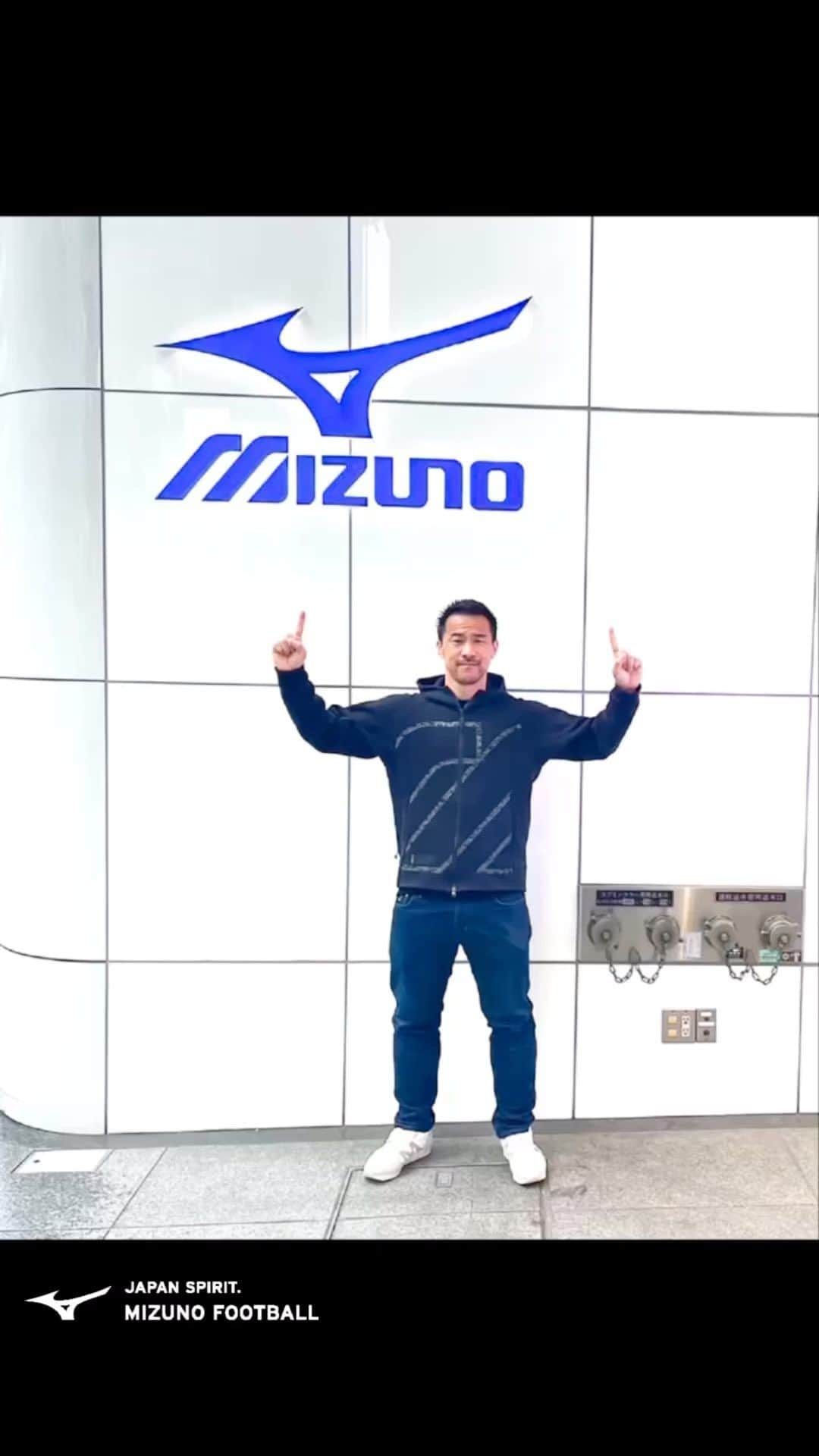 岡崎慎司のインスタグラム：「* 岡崎慎司 選手🔥  オフシーズン恒例の MIZUNO TOKYOご来店。  いつもありがとうございます🙌  モレリアの日もチェック👉👉 . . サッカーが自分を熱くする。 . . #岡崎慎司 @shinjiokazaki_official #MizunoTokyo #JapanSpirit #ミズノフットボール . . . . . #いつもありがとう #オフシーズン #ご来店 #サッカーコーナー #コーデ #着こなし #カッコイイ #ShinjiOkazaki #スニーカー #デニム #MORELIA #モレリア #モレリアの日 #football #soccer #サッカー #サッカースパイク #footballboots #mizuno #ミズノ #mizunofootball」