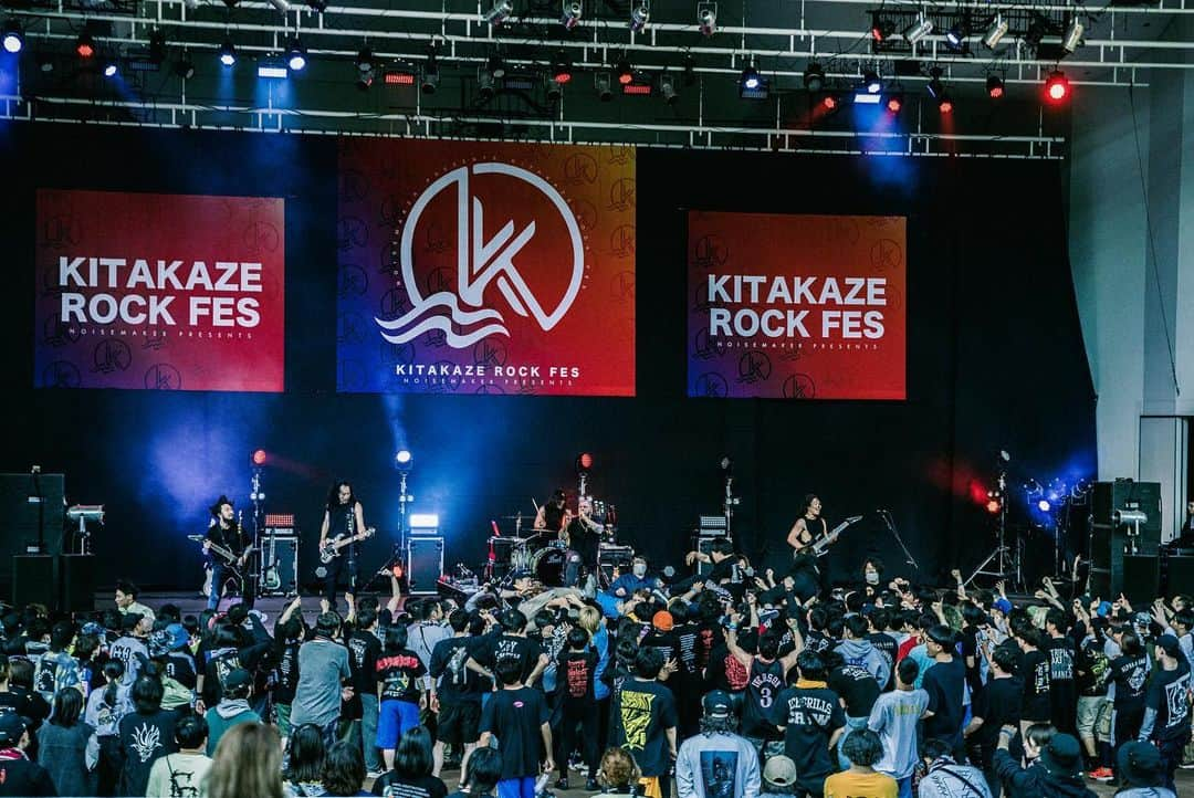 Crystal Lakeさんのインスタグラム写真 - (Crystal LakeInstagram)「. KITAKAZE ROCK FES 2023 2023.5.20 at Hokkaido, Japan  Big up to our best friends  @noisemaker_official   集まったバンド、オーディエンス全てが美しく最高の空間でした。  we'll be back soon!  photo: @seijiro243  #CrystalLake #Noisemaker #KitakazeRockFes」5月23日 18時59分 - crystallake777