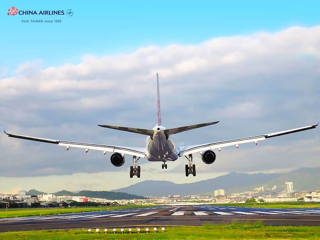 日本地区チャイナ エアラインさんのインスタグラム写真 - (日本地区チャイナ エアラインInstagram)「【Fascinating Pictures of Plane】  翼を広げた飛行機✈️ 機体の優雅なボディラインが風景と重なると、美しい芸術作品のようです。 次のフライトの目的地はどちらですか？ 📸 : @rolando_taiwan_aviation from Instagram  ＜公式HP＞ https://goo.gl/vif8Qp  #chinaairlines #中華航空 #台湾 #台湾旅行 #台湾好きな人と繋がりたい  ---------------------------------------------------------------------------------- DFPに入会するとバースデーディスカウント等のうれしい特典が盛りだくさん！ ご入会はコチラ👉　https://bit.ly/3YIQ7cl」5月23日 19時00分 - chinaairlines.jp