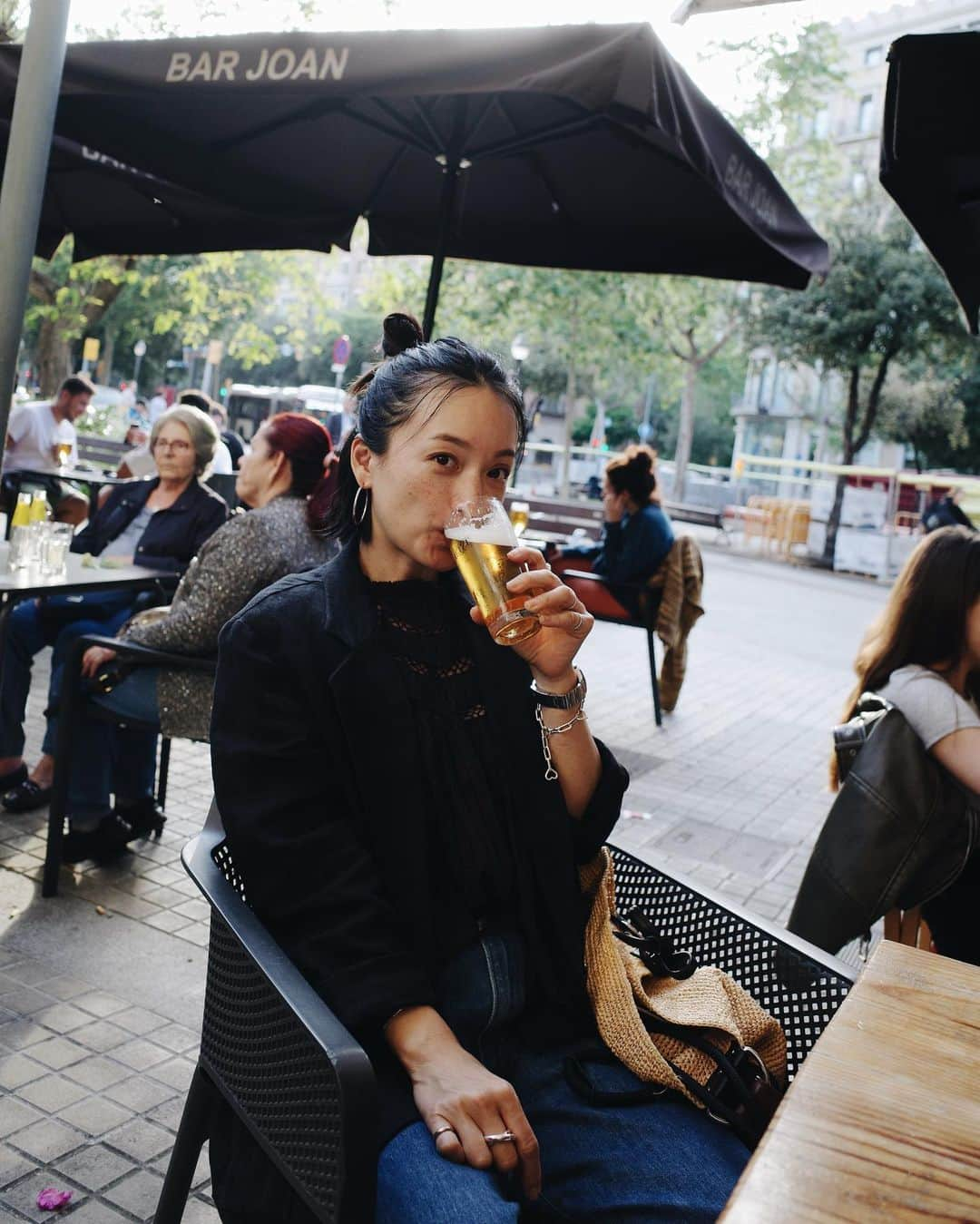 高山都さんのインスタグラム写真 - (高山都Instagram)「Hola! スペインはバルセロナに移動してきました🇪🇸 ディナー前にアペロしたお店で久々にビールを飲んだなー🍻 初日は Gula Sanaというカタロニア料理のお店へ。 カリカリのパンに生のトマトを塗りつけたのとか、コロッケに生ハム乗ったのとか、すごく美味しかった。 あとは、ローストしたニンジンがとても甘くて味が濃かったり、タコはびっくりするほど柔らかかったり。 ところ変われば味も変わるのをしっかり体感しています。 ここからは、夫婦2人で旅していきます。 初めてのスペイン、夫は6年ぶりのスペインです。 晴れてて、気持ちいいーーー！！ トップスは @seanewyork やっとこれが着られる気温😆 #都の旅の記録」5月23日 19時00分 - miyare38