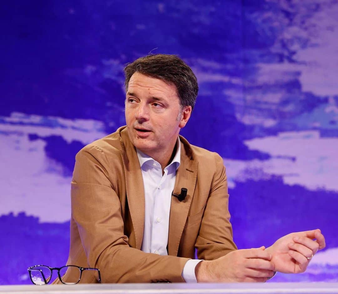 マッテオ・レンツィのインスタグラム：「Oggi ho scritto sul Riformista di cultura, democrazia e rispetto. Zittire un Ministro significa legittimare “il fascismo degli antifascisti”. Qui il pezzo  Per me la cultura è la vera carta d’identità del Paese. Quando sento parlamentari dire che “con la cultura non si mangia” avrei voglia di regalare loro un weekend nella mia Firenze. Poi ci rifletto e dico che non ne vale la pena: se non hanno ancora capito che l’Italia deve smettere di considerare i beni culturali come argomento “sfigato”, non lo capiranno mai. Occorre piuttosto investire sulla nuova generazione e porre la cultura al centro della sfida educativa. Mi hanno preso in giro quando ho proposto di investire in cultura dopo un attentato. Era il Novembre 2015 e gli estremisti islamici avevano preso di mira il Teatro Bataclan dove era in corso un concerto, uccidendo oltre cento persone e seminando il terrore. Pensai: hanno voluto colpire un concerto? Rispondiamo investendo in cultura. Ironizzavano: usiamo i carri armati, non i libri, contro questi assassini. E ovviamente servono anche le armi, certo. Ma usai l’esempio dei fiorentini del Rinascimento che per pagare la porta del Paradiso del Ghiberti investirono l’equivalente del budget annuale della difesa della città. Bene, dissi, anche noi per ogni euro investito in sicurezza investiamo un euro in cultura. I fiorentini lo facevano col Ghiberti. Qualcuno mi prese per matto. Abbiamo i terroristi alle porte e tu pensi alle biblioteche. Sì. Anche alle biblioteche. Perché se devi difenderti, è la tua cultura che devi mettere in salvo. La tua identità, i tuoi valori. Non è un caso se le culture autoritarie, nazismo in testa, bruciano i libri: è una forma brutale di cancel culture, un rogo e addio.  Continua su matteorenzi.it」