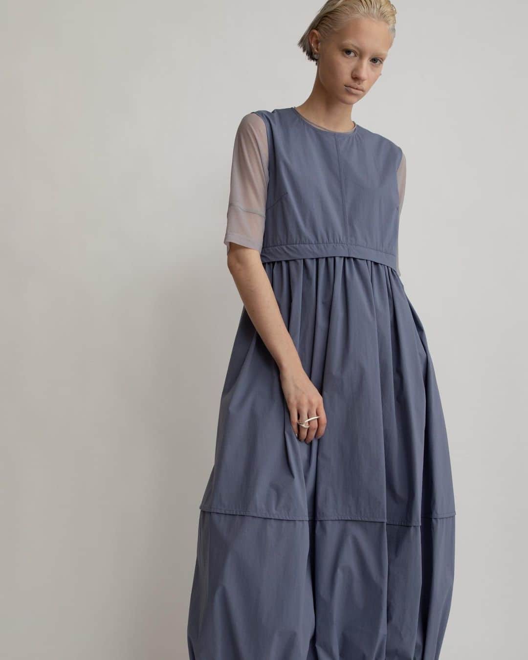 AULA AILAのインスタグラム：「【2023 HIGH SUMMER COLLECTION】  BALLOON ONE PIECE COLOR BLUE SIZE 0/1 ¥23,100  程よい厚みとハリ感のあるコットンナイロンタフタの素材を使用した、立体的なフォルムが特徴的なワンピース。 すっきりとコンパクトな身頃と、ボリューミーなスカート部分の対比が印象的。 ウエスト切替位置は高めに設定し、スタイルアップも期待できます。 ノースリーブに抵抗がある方には、インナーにタイトめのトップスを着るレイヤードスタイルもおすすめ。  ✔️AULA AILA OFFICIAL WEB STOREにて HIGH SUMMER COLLECTIONアイテム展開中！」