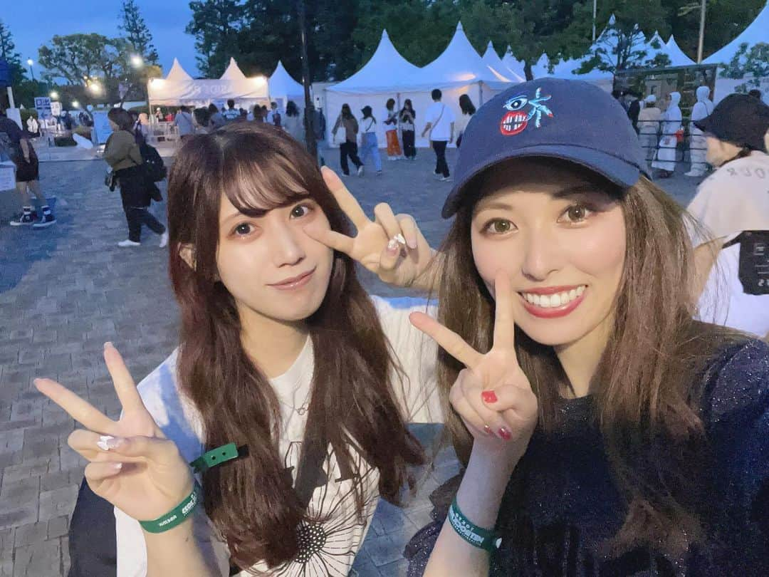 橘ゆりかさんのインスタグラム写真 - (橘ゆりかInstagram)「ついに野外フェスデビューしたぞー🎪🥁🎸 ⁡ 憧れのメトロック✨風車ほんとに回ってた笑！！ ⁡ ⁡ 今まで寒いしなぁ暑いしなぁ遠いしなぁって感じで在宅配信組だった私だけどせりなフェスパイセンと一緒に楽しんできたよー🦄🦄🦄 ⁡ indigo la Endで優勝してきました💥🤘 ⁡ ライブで聞いた余韻からその後の音源の聞き方変わってくるね🌟 やっぱ現地のエネルギー凄いわ！！！！ ⁡ ⁡ せりなが食べたがってたクレープ屋さんずっと行列で断念しちゃったからまたリベンジしよね笑🍓🎤 ⁡ ⁡ #メトロック #メトロック東京2023 #フェス #橘ゆりか #長野せりな #野外フェス #metrock #metrock2023」5月23日 18時55分 - yuricalcal