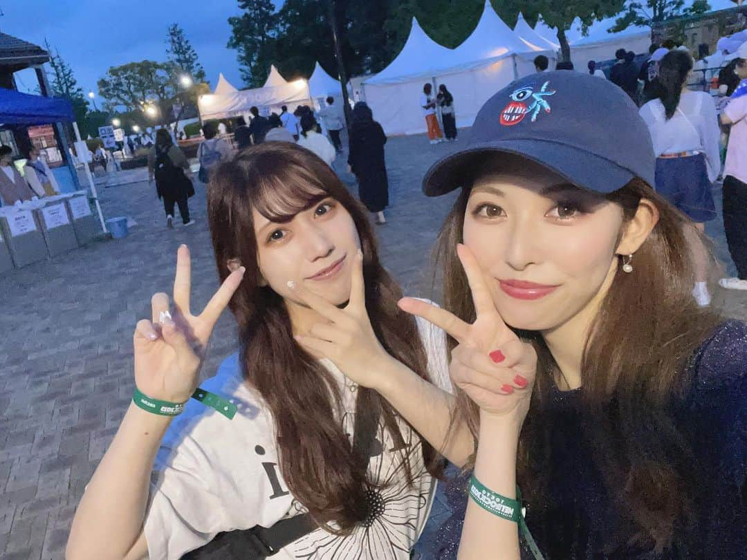 橘ゆりかさんのインスタグラム写真 - (橘ゆりかInstagram)「ついに野外フェスデビューしたぞー🎪🥁🎸 ⁡ 憧れのメトロック✨風車ほんとに回ってた笑！！ ⁡ ⁡ 今まで寒いしなぁ暑いしなぁ遠いしなぁって感じで在宅配信組だった私だけどせりなフェスパイセンと一緒に楽しんできたよー🦄🦄🦄 ⁡ indigo la Endで優勝してきました💥🤘 ⁡ ライブで聞いた余韻からその後の音源の聞き方変わってくるね🌟 やっぱ現地のエネルギー凄いわ！！！！ ⁡ ⁡ せりなが食べたがってたクレープ屋さんずっと行列で断念しちゃったからまたリベンジしよね笑🍓🎤 ⁡ ⁡ #メトロック #メトロック東京2023 #フェス #橘ゆりか #長野せりな #野外フェス #metrock #metrock2023」5月23日 18時55分 - yuricalcal