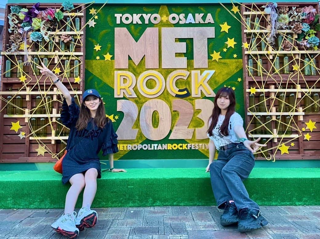 橘ゆりかさんのインスタグラム写真 - (橘ゆりかInstagram)「ついに野外フェスデビューしたぞー🎪🥁🎸 ⁡ 憧れのメトロック✨風車ほんとに回ってた笑！！ ⁡ ⁡ 今まで寒いしなぁ暑いしなぁ遠いしなぁって感じで在宅配信組だった私だけどせりなフェスパイセンと一緒に楽しんできたよー🦄🦄🦄 ⁡ indigo la Endで優勝してきました💥🤘 ⁡ ライブで聞いた余韻からその後の音源の聞き方変わってくるね🌟 やっぱ現地のエネルギー凄いわ！！！！ ⁡ ⁡ せりなが食べたがってたクレープ屋さんずっと行列で断念しちゃったからまたリベンジしよね笑🍓🎤 ⁡ ⁡ #メトロック #メトロック東京2023 #フェス #橘ゆりか #長野せりな #野外フェス #metrock #metrock2023」5月23日 18時55分 - yuricalcal