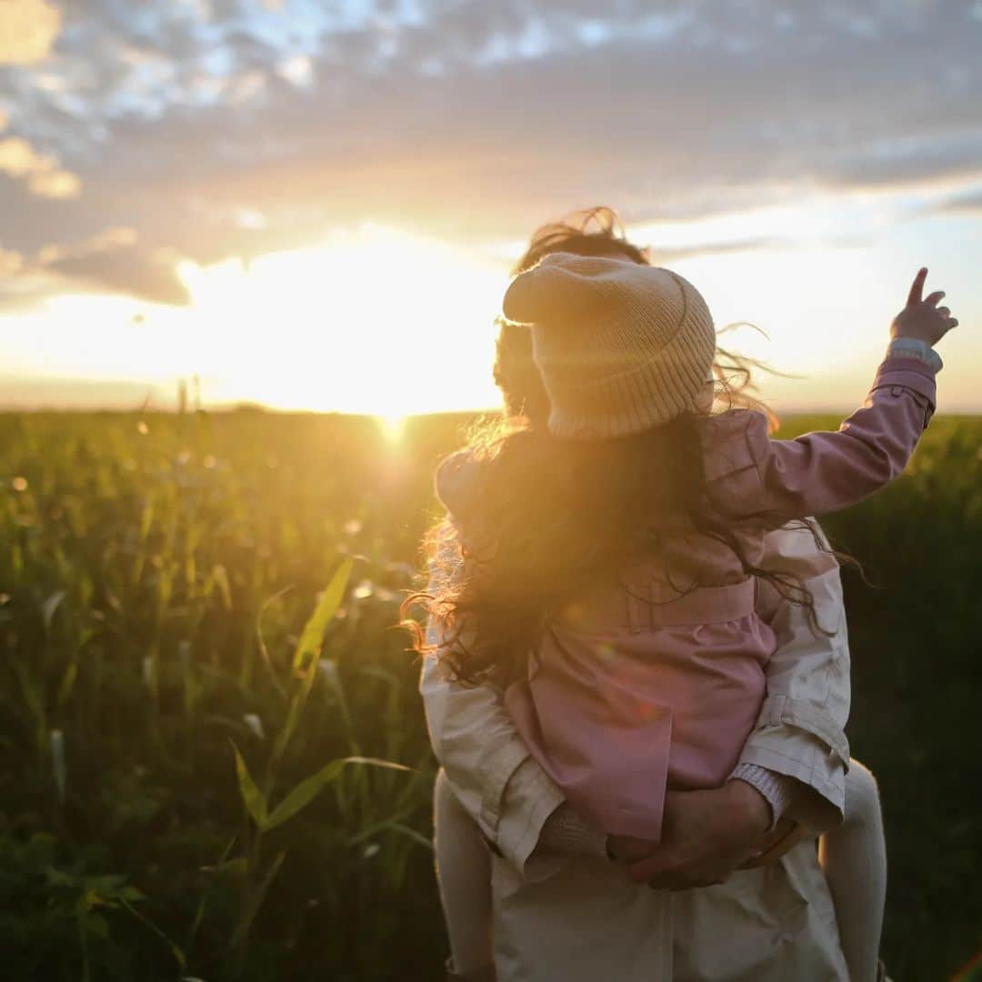 Elea Mariama DIARRAのインスタグラム：「🌸 Célébrons les mamans avec un cadeau qui les enveloppe de détente et de bien-être.🌸  La fête des mères approche à grands pas, et quoi de mieux que de leur offrir un moment de relaxation ultime pour exprimer toute notre gratitude et notre amour ? 💕 Un bon cadeau pour une séance de réflexologie!  La réflexologie est une méthode ancestrale qui vise à stimuler les zones réflexes des pieds pour rétablir l'équilibre énergétique du corps. Imaginez votre maman se prélassant dans un cocon de tranquillité. La séance leur permettra de soulager leur stress, améliorer leur circulation et favoriser la détente profonde.  🎁 Offrez à votre maman une expérience unique et revitalisante ! 🎁  Pourquoi offrir une séance de réflexologie pour la fête des mères ?  1️⃣ Une expérience de relaxation exceptionnelle : Offrez à votre maman une expérience de réflexologie personnalisée, adaptée à ses besoins individuels. Elle se sentira détendue, ressourcée et prête à affronter les défis du quotidien avec sérénité.  2️⃣ Des bienfaits pour la santé : La réflexologie ne se limite pas à la détente. Elle favorise également la circulation sanguine, soulage les tensions musculaires, stimule le système immunitaire et apaise le système nerveux. Offrez à votre maman une véritable pause bien-être pour qu'elle puisse se sentir revitalisée et en pleine forme.  3️⃣ Un cadeau original et attentionné : Les mamans méritent le meilleur, et un bon cadeau de réflexologie est le moyen idéal de leur montrer à quel point vous vous souciez de leur bien-être. Offrez-leur une parenthèse de douceur et de relaxation, où elles pourront se recentrer et se sentir complètement chouchoutées.  🌷 Ne manquez pas cette occasion de faire sourire votre maman avec un cadeau qui lui fera du bien de l'intérieur ! 🌷  Les bons cadeaux sont disponibles en ligne ici : https://eleareflexologie-lyon.fr/bons-cadeaux  Joyeuse fête des mères à toutes les mamans merveilleuses ! 💐✨  #FêteDesMères #CadeauRéflexologie #BienêtreMaman #MomentDeDétente #CadeauOriginal」