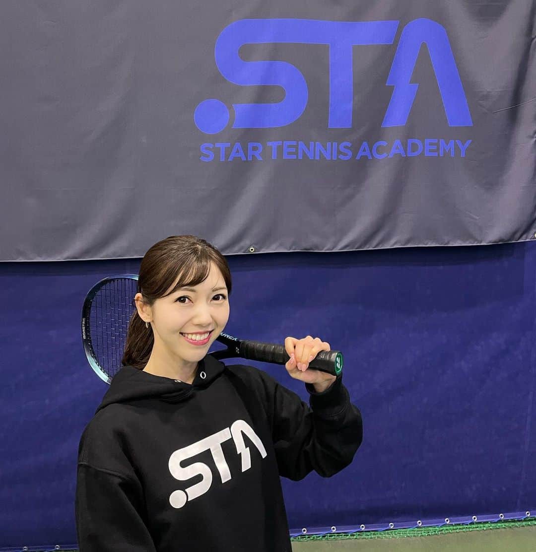 川又智菜美のインスタグラム：「昨日はスタテニの収録でした🎾 ⁡ とある大会企画で私は進行だったのですが どの試合も大興奮🥺🥺🥺✨ 配信をお楽しみに💕 ⁡ これは昨日の写真ではなく もう少し前の写真なのですが… 今日を逃したらトレーナー着てる写真は 季節違い感あってあげられないかも！と思いこちらで😝笑 ⁡ スタテニ名物な感じのこちらのラケット担ぎポーズですが 佐久間Pに「なんか違う…」と言われました。 なぜゆえ…😭😭😭 ⁡ #テニス #tennis #スタテニ」