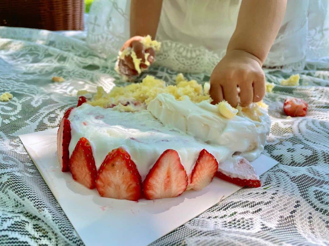 矢端名結さんのインスタグラム写真 - (矢端名結Instagram)「もうすぐ1歳を迎える娘のためにスマッシュケーキを作りました♥️思いのままに食べてもらいました！  そしてこんなに歩けるようになりました…🥲💕  #スマッシュケーキ #バースデーフォト  #1歳 #記念写真 #smashcake #birthday #birthdayshoot #baby #babygirl #1yearold #timegoestoofast #congratulations」5月23日 18時57分 - miyu_yabata