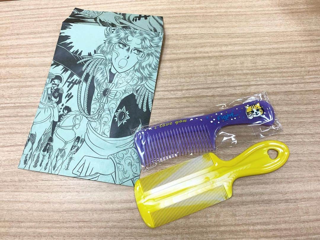 小谷実由のインスタグラム：「マイビューティフル櫛コレクション最新版🦭お久しぶりに一緒にお仕事できて嬉しいなぁと思っていた方から最高のプレゼントいただいた、、、黄色いほうの櫛は最近意外な場所で意外な使われ方をしているところに出会った形(それはまた今度)で、紫の櫛は意味深すぎるメッセージと猫入りでやばい😂❤️‍🔥❤️‍🔥148,149本目の櫛🫶」