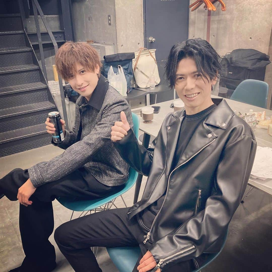 WANDSさんのインスタグラム写真 - (WANDSInstagram)「撮影でした！ スライドして見てください⇒  シングルリリースしたばかりですが、今週のMステ、9月にはツアーも控えておりまだまだ楽しみなことがたくさんありますね！   #オフショット  #WANDS #第5期 #上原大史 #柴崎浩 #木村真也」5月23日 19時03分 - wands_official