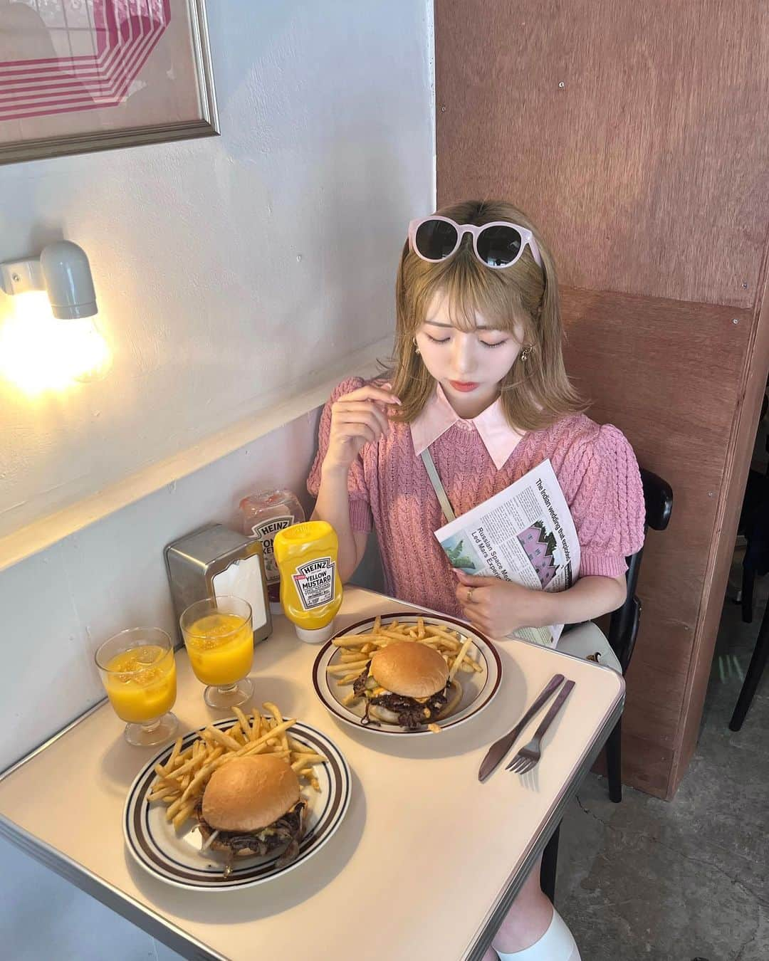 エリンコさんのインスタグラム写真 - (エリンコInstagram)「🍔🍟🎀💘 . 祐天寺に新しくオープンした とっても美味しいハンバーガー屋さん🍔 . ピンクニットにデニムコーデで フレンチなカジュアルコーデにしてみたよっ💘 . 久しぶりのピンクコーデ💗💗💗 原宿のNADIAの元バイヤーさんのブランド🎀 襟も取り外しができて可愛いっ❣️❣️ 足元のスニーカーもピンクのキラキラコンバース👟💕 . 場所に合わせて考えるコーデが好きっ🍹 . ALLEYCATS 📍東京都目黒区祐天寺1-23-19  . トップス @gigi_viora_official  スカート @silly.by.media #えりんこセレクト ソックス @uniqlo_jp × @mamekurogouchi  スニーカー @converse_jp  バッグ @celine  ピアス @chanelofficial  . #祐天寺 #祐天寺カフェ #ハンバーガー #フレンチフライ #フレンチガーリー #フレンチガーリーコーデ #ピンクニット #东京 #时尚潮流 #可爱的 #東京カフェ #東京スイーツ #カフェ巡り #カフェ #東京カフェ巡り #tokyo#えりんコーデ #えりんこヘアアレンジ #えりんこカフェ巡り」5月23日 19時04分 - erinko0315