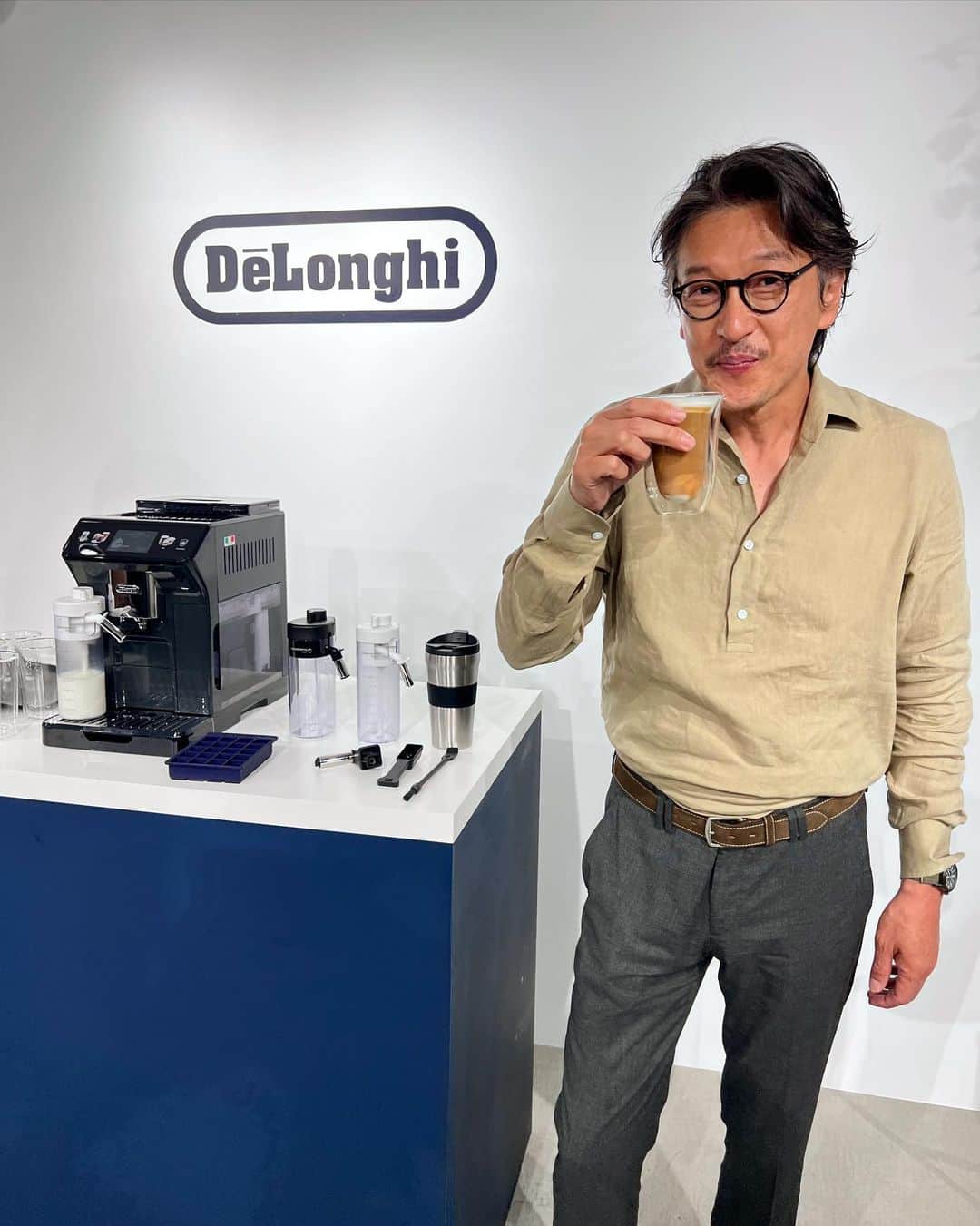 加藤章太郎さんのインスタグラム写真 - (加藤章太郎Instagram)「. 先日、デロンギの新製品「デロンギ エレッタ エクスプロア 全自動コーヒーマシン ECAM45055G」の体験会にお邪 魔しました。  @delonghi_japan  操作は液晶パネルなのでスマホを操作しているように簡単に使用する事が出来て、お気に入りの豆とお水、コーヒー カップだけ用意すれば自宅でもカフェにいるような多彩なメニューを全自動で愉しめます。 ホットコーヒーだけでなく、アイスカフェラテやアイスカプチーノも簡単に淹れられます。 いつもカフェで飲んでいるようなふわふわ泡のラテも、お店でしか購入できないと思っていたけど自宅でも愉しめて 嬉しい!これから の季節にぴったりなアイスコーヒーもワンタッチで。 本場イタリア仕込みの本格マシン。コーヒー好きなのでコーヒーの世界を探求(エクスプロア)したくなりました。  #PR #デロンギ #おうちカフェ #カフェ好き #全自動コーヒーマシン #エレッタ #エレッタエクスプロア #デロンギのある暮らし  #コーヒーのある暮らし #暮らしを愉しむ #cafe #ラテ好き #初夏 #delonghi #ElettaExplore #ExploreYourTaste #FromBeanToCup #ラテクレマクール #豆から挽いた極上の一杯を」5月23日 19時06分 - __shotaro__