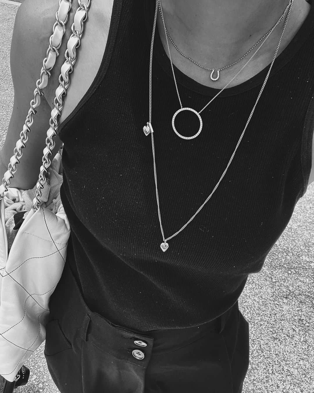 正中雅子のインスタグラム：「🖤🖤🖤  しつこいけど、こんなに細見えするリブタンクに仕上がって タンク好きとしては自分が嬉しい🤤🫶  拘りポイント　@machatt_ のアカウントに動画残してるので是非見てほしい🌿  写真はビーチ帰りで砂だらけ🏖  #MACHATT」