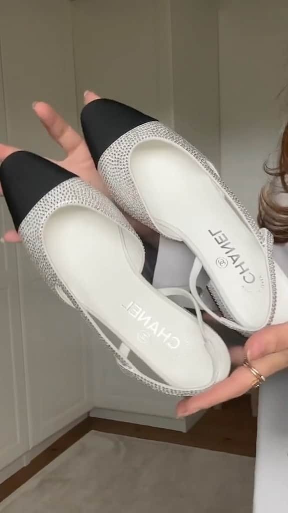 sananasのインスタグラム：「Unboxing @chanelofficial slingbacks💎 Je les aimais déjà sans strass mais là, elles ont mon coeur tout entier 😍 [ps : Ma vidéo mode est enfin en ligne ! Ça m’a pris une éternité 🥹j’espère que ça vous plaira]  #slingback #chanelslingback  #chanelstrassslingbacks」
