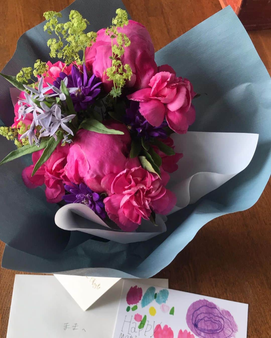 HARUKO（真木明子）さんのインスタグラム写真 - (HARUKO（真木明子）Instagram)「今年はジージーのことでママも大変だったと思うけど 私はいつも近くにいるし もっと頼ってね😭😭😭😭😭と泣けるメッセージ付きのお手紙と一緒に  遅くなったけどってお花をくれた昨日 @izumiworld_   アメリカメキシカン仕込みの めちゃくちゃ美味しいタコスを振る舞ってくれました❤️  もっとママの役に立ちたいよって何回見ても泣ける😭 ありがとう😭  ママはとっても幸せだよ😘 #motheranddaughter  #母の日 #happymothersday  #タコス」5月23日 19時12分 - haruko227