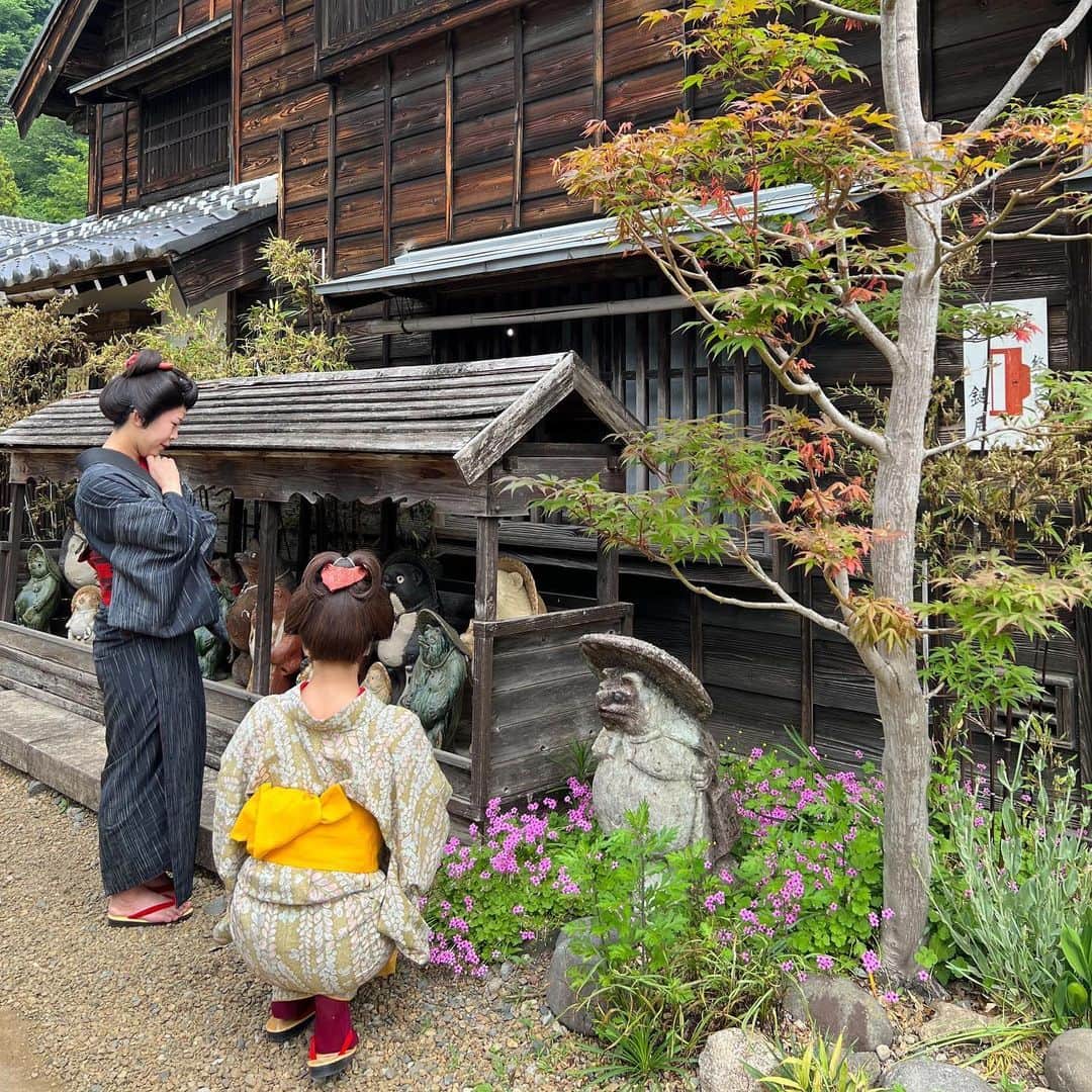 江戸ワンダーランド 日光江戸村のインスタグラム：「・ たぬきの里 | Tanuki Village 恋の悩みを相談しています。She is telling tanuki about my relationship issues. ・　 ・ #edo #edowonderland #nikko  #いざ江戸へドロン #江戸の風景 #日光 #テーマパーク #江戸時代 #江戸ワンダーランド日光江戸村」