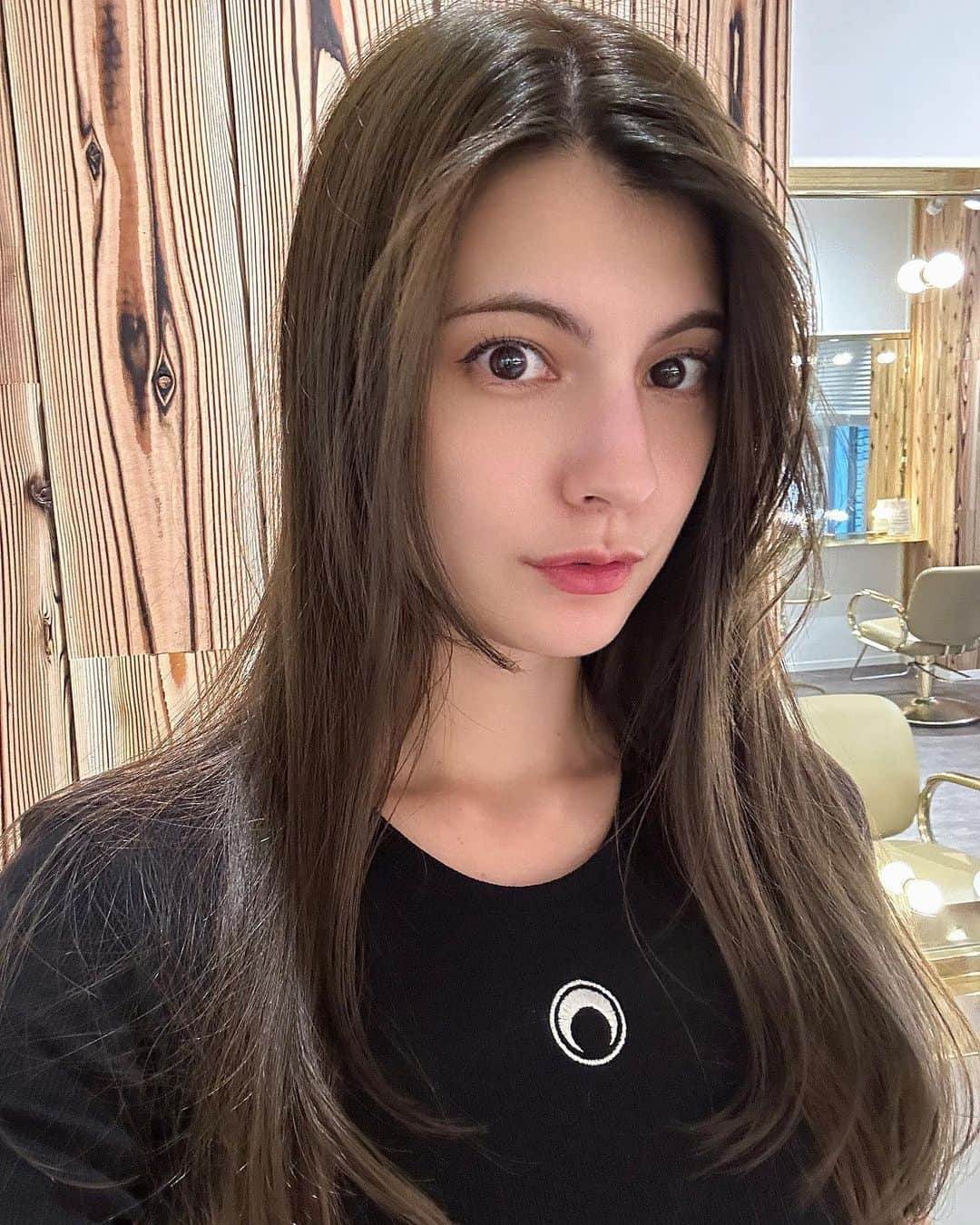 マギーのインスタグラム：「やっと髪の毛そめれたー！(昨日) 明るさあんまり落とさず、くすみベージュな感じ🐕💕  いつもありがとう！ @cyorobinthkey」