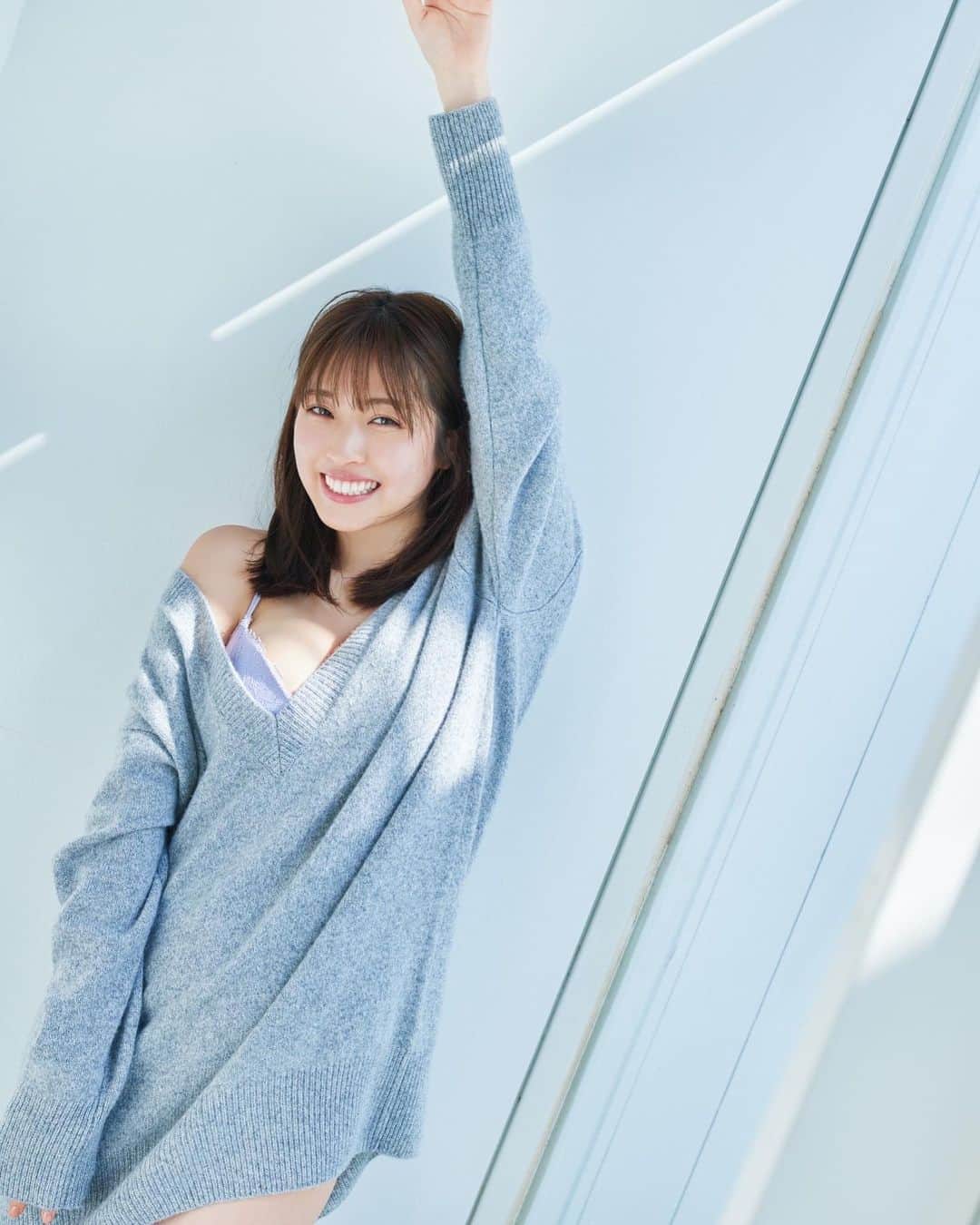 村島未悠のインスタグラム：「本日発売の　#週刊FLASH に掲載していただいております💐 デジタル写真集も発売前の予約から写真集ランキングで1位だったみたいで嬉しいです🙇‍♀️✨ 是非チェックしてくだい🌼」