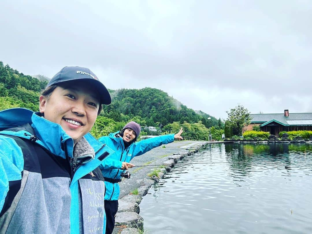 神宮司治のインスタグラム：「今日は親友のかねっちこと金子貴俊くんと、山梨のベリーパーク in FISH ON！鹿留🎣に行ってまいりました‼️ 生憎の雨模様でかなり厳しい状況でしたが、今年初の管理釣り場を2人で楽しみました😊 急な気温差で魚たちもやる気がなく、釣れる気配が。。。 そんな中でもかねっちは超大物をGET🐟 そして、私はと言うと、、、小物を数匹🐟最近釣り運が🎣⤵️ これは流れが良くないぞー！！！ 次こそは釣れる魚を‼️ #神宮司治 #金子貴俊 #ベリーパークinフィッシュオン鹿留  #トラウト  #管理釣り場  #次はアジ釣り」