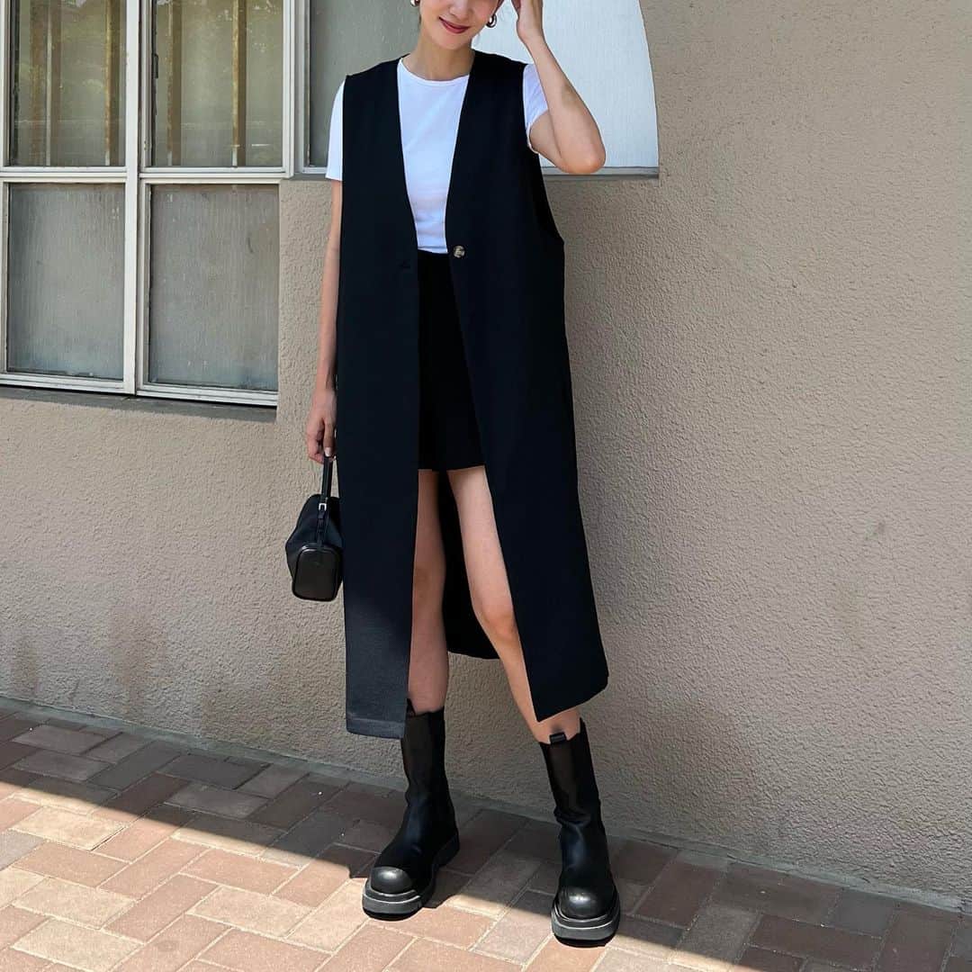 Nagiのインスタグラム：「今日はロングジレにショートパンツ  縦長ラインでスタイルアップ☺️ ノースリーブとも合わしたい✨  gilet. @classicalelf_official  　　　(ブラック•Lsize着) tops. bottom. #zara shoes. bottegaveneta   #クラシカルエルフ #classicalelf #エルフコーデ #タイアップ #uniqlo#gu#ユニクロ#ジーユー #ザラ #zozo #zozotown #zozo購入品 #zozotown購入品 #ロングジレ #ジレ #ロング丈#大人カジュアル#夏服」