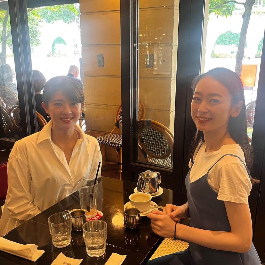 吉田奈央のインスタグラム：「仲良しで大好きな ゆゆちゃんとお茶☕️💕  姿勢が良くて・透明感があって・志が高く・働き者。  そして、よく食べて・よく飲んで・よく笑う！  出会った頃から全く変わらない 気持ちがいい友達です🥰  本音しかない空間がとても心地よくて ゆゆちゃんとの時間はいつも楽しい✨  私達の年頃ってどうしても 結婚や、子育てや、パートナーの意向で 会う機会がグッと減ってしまう事が多いのですが こうして気兼ねなく会える関係性は とてもありがたいなと思います❣️」