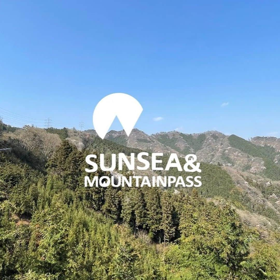 アヤメさんのインスタグラム写真 - (アヤメInstagram)「The brand new sock brand SUNSEA&MOUNTAINPASS  @sunseaandmountainpass #sunseaandmountainpass #roadbikelife   ここでもちょっとだけご紹介させて下さい😃🧦✨🚲 ここにチャリ好きな人いますかね？お知り合いに自転車乗りの方いましたら是非教えてあげて下さい😊けっこう乗ってるので、チャリでしか見られない色んな景色アップしてます⛰️🚴🏻‍♀️ご興味ありましたら、へー、と思ってのぞいてみて下さいね🤭  ---  コロナ禍で乗り始めたロードバイクが楽しくなり過ぎて、16年ぶりに新しいブランドを立ち上げました。  @sunseaandmountainpass サンシーアンドマウンテンパス、と名づけました。太陽と海と峠です。チャリストなら説明不要のみんな好きなやつです。  ロゴもわかりやすく、特にひねりはありません。大きな太陽と山、文字の中にも山があります。少しのウィットがあるとしたら、文字の底辺が曲線になっているのは水平線を表しています。  産まれたばかりのブランドです。34靴下とか、サンシーとか、呼びやすいように呼んでやって下さい。 #SUNSEAANDMOUNTAINPASS #34mp  17年前、28歳の時に不安と希望で胸を膨らませながら起業しました。今また、その時の気持ちを思い出し、ワクワクでいっぱいです。40代になった今、不安はありません。心から楽しいだけです。  たくさんの、点に見えていた出来事がいま、一本の線になって繋がってきています。自転車って楽しいですね。  これからどうぞよろしくお願いします！  #cyclinglife #roadbike #ロードバイク #ロードバイクのある風景 #ロードバイクのある生活 #ロードバイク好きな人と繋がりたい #サイクリングソックス #ヒルクライム #ヒルクライム好きな人と繋がりたい #ロードバイク女子 #富士ヒル #靴下デザイナー #ロードバイク乗りと繋がりたい #ロードバイク大人女子 #ロードバイクソックス」5月23日 19時26分 - ayame_socks