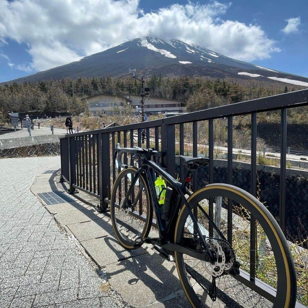 アヤメさんのインスタグラム写真 - (アヤメInstagram)「The brand new sock brand SUNSEA&MOUNTAINPASS  @sunseaandmountainpass #sunseaandmountainpass #roadbikelife   ここでもちょっとだけご紹介させて下さい😃🧦✨🚲 ここにチャリ好きな人いますかね？お知り合いに自転車乗りの方いましたら是非教えてあげて下さい😊けっこう乗ってるので、チャリでしか見られない色んな景色アップしてます⛰️🚴🏻‍♀️ご興味ありましたら、へー、と思ってのぞいてみて下さいね🤭  ---  コロナ禍で乗り始めたロードバイクが楽しくなり過ぎて、16年ぶりに新しいブランドを立ち上げました。  @sunseaandmountainpass サンシーアンドマウンテンパス、と名づけました。太陽と海と峠です。チャリストなら説明不要のみんな好きなやつです。  ロゴもわかりやすく、特にひねりはありません。大きな太陽と山、文字の中にも山があります。少しのウィットがあるとしたら、文字の底辺が曲線になっているのは水平線を表しています。  産まれたばかりのブランドです。34靴下とか、サンシーとか、呼びやすいように呼んでやって下さい。 #SUNSEAANDMOUNTAINPASS #34mp  17年前、28歳の時に不安と希望で胸を膨らませながら起業しました。今また、その時の気持ちを思い出し、ワクワクでいっぱいです。40代になった今、不安はありません。心から楽しいだけです。  たくさんの、点に見えていた出来事がいま、一本の線になって繋がってきています。自転車って楽しいですね。  これからどうぞよろしくお願いします！  #cyclinglife #roadbike #ロードバイク #ロードバイクのある風景 #ロードバイクのある生活 #ロードバイク好きな人と繋がりたい #サイクリングソックス #ヒルクライム #ヒルクライム好きな人と繋がりたい #ロードバイク女子 #富士ヒル #靴下デザイナー #ロードバイク乗りと繋がりたい #ロードバイク大人女子 #ロードバイクソックス」5月23日 19時26分 - ayame_socks