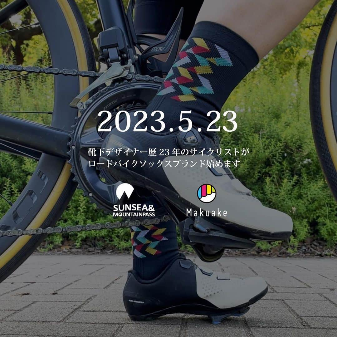 アヤメさんのインスタグラム写真 - (アヤメInstagram)「The brand new sock brand SUNSEA&MOUNTAINPASS  @sunseaandmountainpass #sunseaandmountainpass #roadbikelife   ここでもちょっとだけご紹介させて下さい😃🧦✨🚲 ここにチャリ好きな人いますかね？お知り合いに自転車乗りの方いましたら是非教えてあげて下さい😊けっこう乗ってるので、チャリでしか見られない色んな景色アップしてます⛰️🚴🏻‍♀️ご興味ありましたら、へー、と思ってのぞいてみて下さいね🤭  ---  コロナ禍で乗り始めたロードバイクが楽しくなり過ぎて、16年ぶりに新しいブランドを立ち上げました。  @sunseaandmountainpass サンシーアンドマウンテンパス、と名づけました。太陽と海と峠です。チャリストなら説明不要のみんな好きなやつです。  ロゴもわかりやすく、特にひねりはありません。大きな太陽と山、文字の中にも山があります。少しのウィットがあるとしたら、文字の底辺が曲線になっているのは水平線を表しています。  産まれたばかりのブランドです。34靴下とか、サンシーとか、呼びやすいように呼んでやって下さい。 #SUNSEAANDMOUNTAINPASS #34mp  17年前、28歳の時に不安と希望で胸を膨らませながら起業しました。今また、その時の気持ちを思い出し、ワクワクでいっぱいです。40代になった今、不安はありません。心から楽しいだけです。  たくさんの、点に見えていた出来事がいま、一本の線になって繋がってきています。自転車って楽しいですね。  これからどうぞよろしくお願いします！  #cyclinglife #roadbike #ロードバイク #ロードバイクのある風景 #ロードバイクのある生活 #ロードバイク好きな人と繋がりたい #サイクリングソックス #ヒルクライム #ヒルクライム好きな人と繋がりたい #ロードバイク女子 #富士ヒル #靴下デザイナー #ロードバイク乗りと繋がりたい #ロードバイク大人女子 #ロードバイクソックス」5月23日 19時26分 - ayame_socks