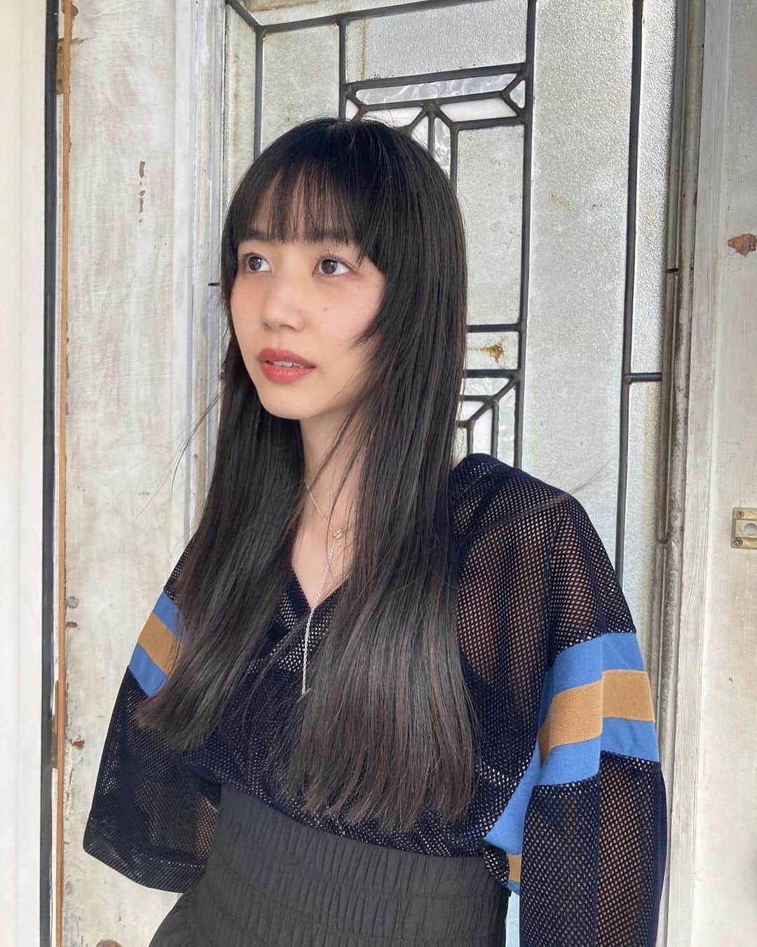 Shiho Sasakiのインスタグラム：「前髪ってほんとすぐ伸びるよね！ @aiko__morioka さんありがとう✂︎🩶  #hair #黒髪ロング」