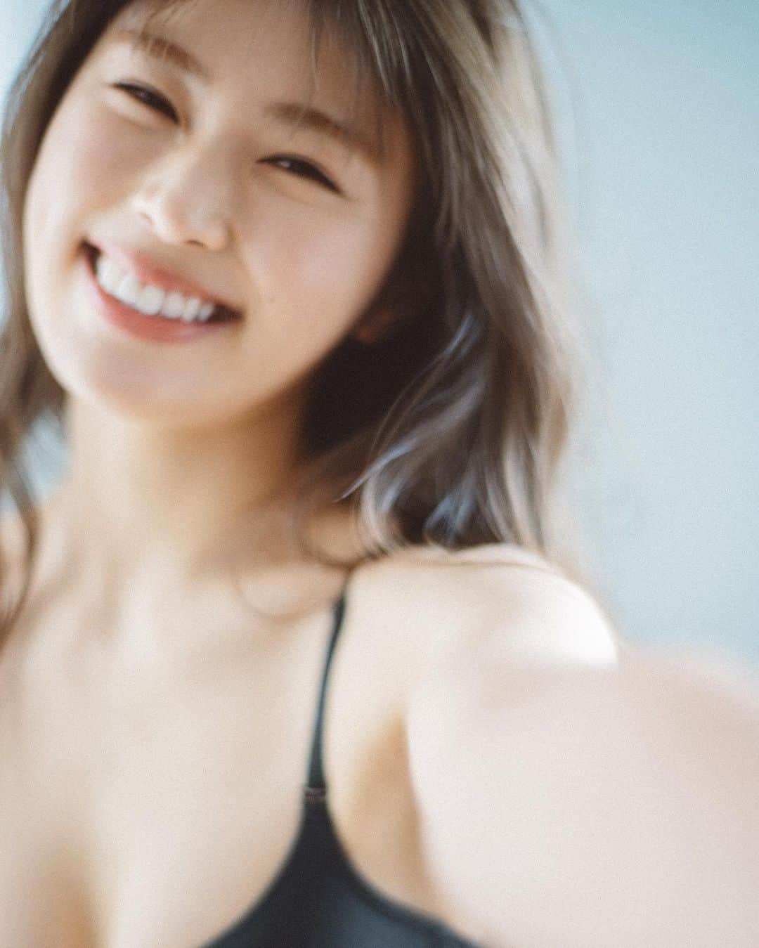 花盛友里のインスタグラム：「Shooting for @wing.jp_official  雨の中の撮影、辛かったけど大好きなメンバーとお仕事できて幸せでした😌🤍」