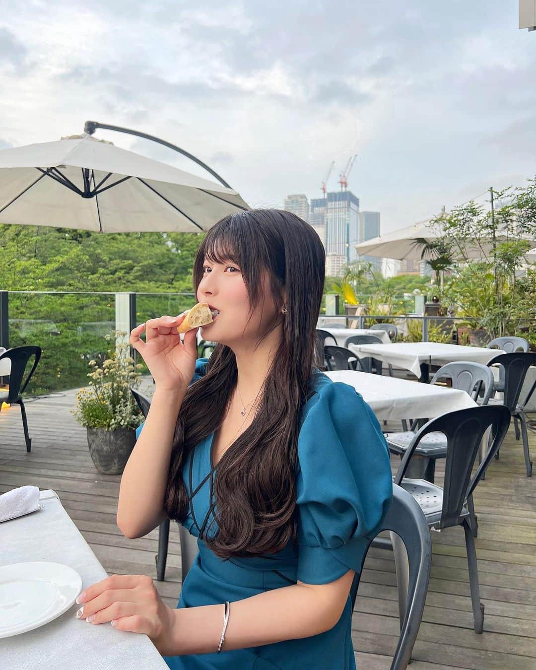 ちとせよしのさんのインスタグラム写真 - (ちとせよしのInstagram)「こういうコースで出てくるオイルつけて食べるパン、絶対おかわりしちゃう🥖🤤笑  たまにはおしゃれなご飯食べながらゆっくり女子会🫶🏻 まつパしたので湿気にも負けずぱちぱちおめめでした♡ @futuro_eyelash   #artisandelatruffe #lilybrown #乃木坂グルメ #東京ミッドタウン #ロングワンピース」5月23日 19時23分 - chitose_yoshino