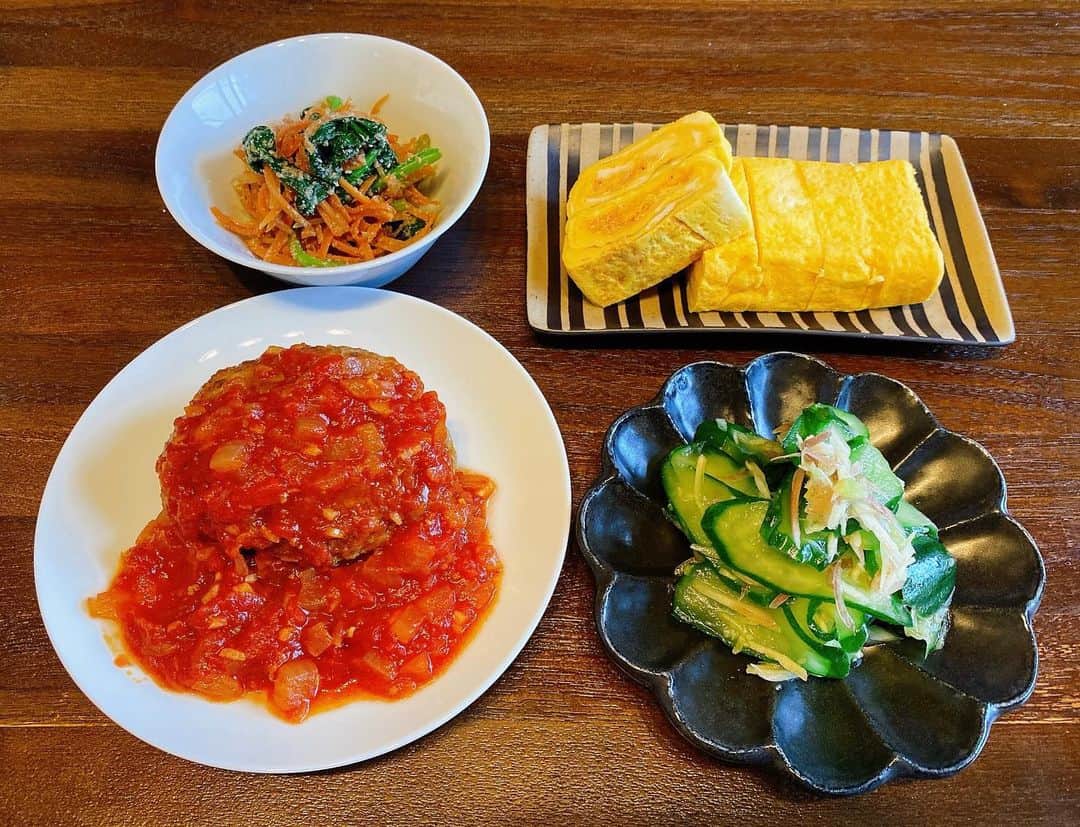 のインスタグラム：「🍽️ トマトハンバーグ きゅうりとミョウガと生姜の昆布茶浅漬け 明太子とチーズの卵焼き ほうれん草とにんじんの胡麻和え  #献立」