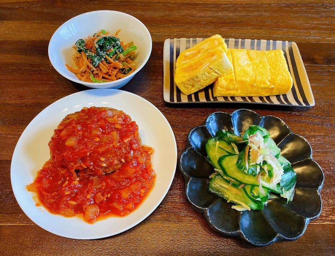 山崎ケイのインスタグラム：「🍽️ トマトハンバーグ きゅうりとミョウガと生姜の昆布茶浅漬け 明太子とチーズの卵焼き ほうれん草とにんじんの胡麻和え  #献立」