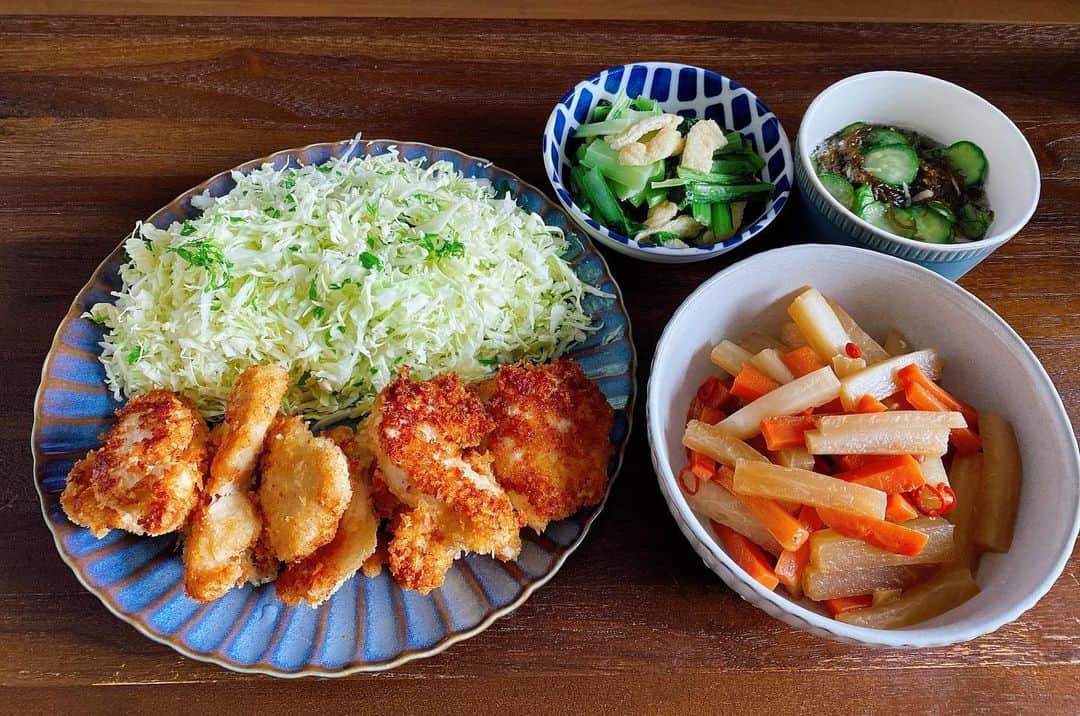 のインスタグラム：「🍽️ 鶏むね肉のチキンカツ 大根とにんじんの煮物 小松菜の煮びたし きゅうりともずくの酢の物  チキンカツはネットで見た、肉をマヨネーズつけておいて柔らかくして、玉子とか小麦粉とかつけないで、そのままパン粉をつけるやり方でやったらめちゃくちゃ美味しかった🙋‍♀️  #献立  #」