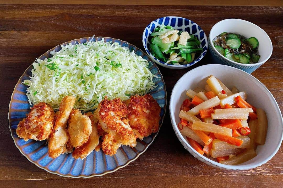 山崎ケイのインスタグラム：「🍽️ 鶏むね肉のチキンカツ 大根とにんじんの煮物 小松菜の煮びたし きゅうりともずくの酢の物  チキンカツはネットで見た、肉をマヨネーズつけておいて柔らかくして、玉子とか小麦粉とかつけないで、そのままパン粉をつけるやり方でやったらめちゃくちゃ美味しかった🙋‍♀️  #献立  #」