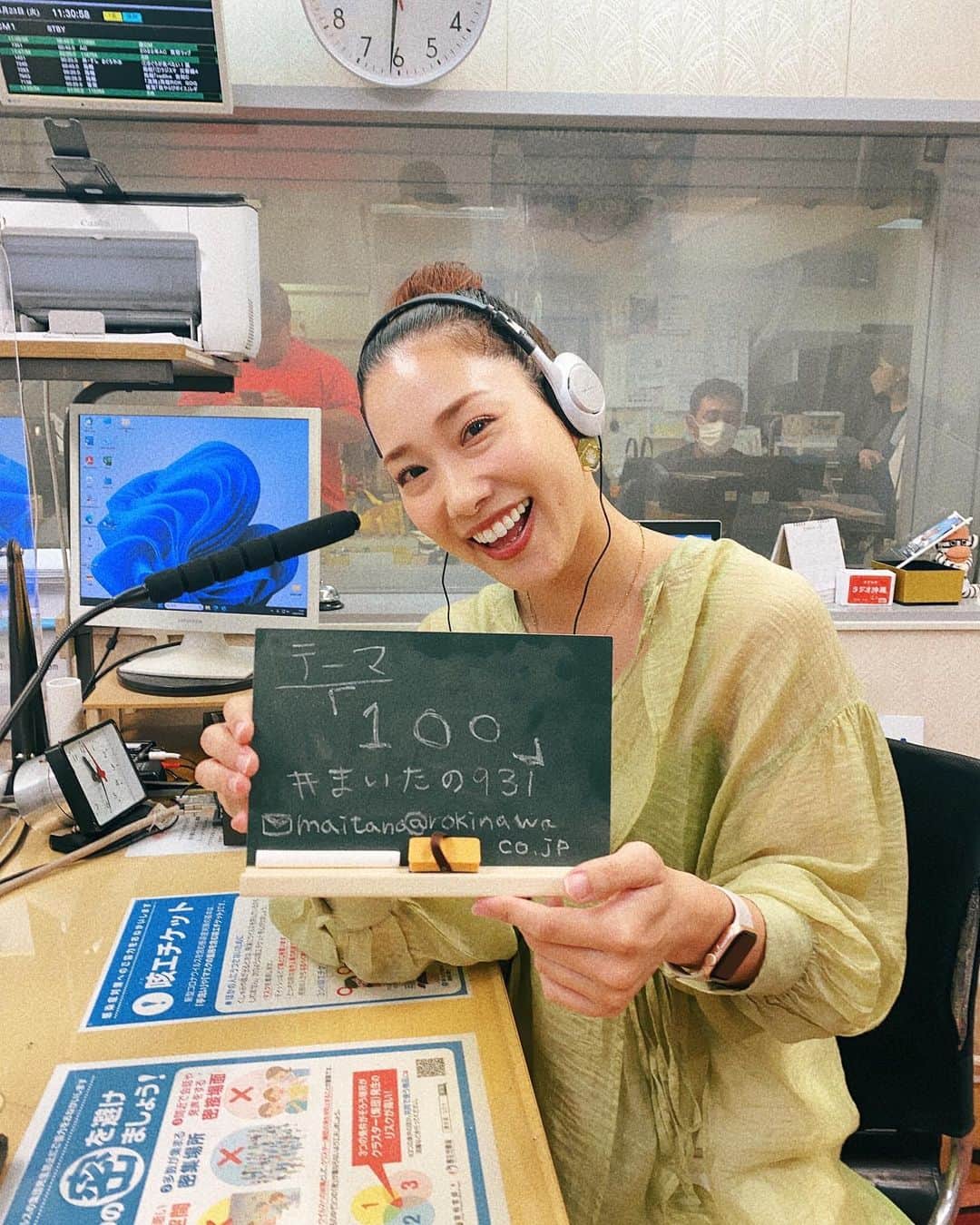 しおりのインスタグラム：「🎊 祝 100回放送！🎊  今年の1月4日にスタートした ラジオ沖縄の新番組 〚〜Enjoy Everyday〜まいたの〛  月・火曜日のパーソナリティを担当させていただいておりますが、 おかげさまで本日100回目の放送となりました！  リスナーの皆さま、スポンサー様からも 沢山のおめでとうをいただき、 本当に嬉しい気持ちでいっぱいです🥹🙏🏻✨  スタッフの皆さん、 そしてパーソナリティの 嘉数ゆりさん ( @yuri.kakazu.official ) 杉原愛ちゃん ( @aibon416 ) とみんなで紡いできた100回。  まだまだ手探りな部分はありますが これからも皆さんのまいにちが楽しくなるように お届けしてまいります🌷  目指せ1000回放送！  まいにちをたのしく、まいたの！  ラジオ沖縄（FM93.1 / AM864） 『〜Enjoy Everyday〜まいたの』 午前9:30〜11:30生放送  聴いてねーーっ🙋🏻‍♀️  #まいたの931  #右後ろにひーぷーさん ♡」