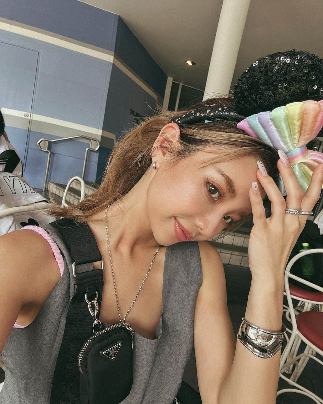 ✷kana✷のインスタグラム：「40thのハーモニーカチューシャかわい🌈  短時間だけどBDディズニーとても楽しんだ♡♡♡ @menot_official モノトーンセットアップは昨日の初夏な陽気にぴったりだった！！ スニーカーでカジュアルダウンが私流👟  #menot#outfit#looks#disneyland#TDL#150cmコーデ#タックパンツ#モノトーンコーデ#大人カジュアル#ディズニーコーデ」