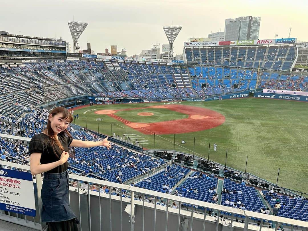 藤田舞美のインスタグラム：「❁︎ 先日初めてのハマスタ＆初めてのウィング席へ⚾️ 球場全体が見渡せて、試合が分かりやすかったし、傾斜あるから見やすいし、前後の席間ゆったりしていてかなり快適でしたっ😋✨ ビールも美味しかったー🍻 * ぷは〜〜〜っ🍺😝 * #横浜スタジアム #ハマスタ #ウィング席 #ウィング席からの景色 #ベイスターズラガー #クラフトビール #ビール #denaベイスターズ #ベイスターズ #プロ野球 #baystars #baystarslager #beer #baseball #yokohama #japanesebaseball #npb」