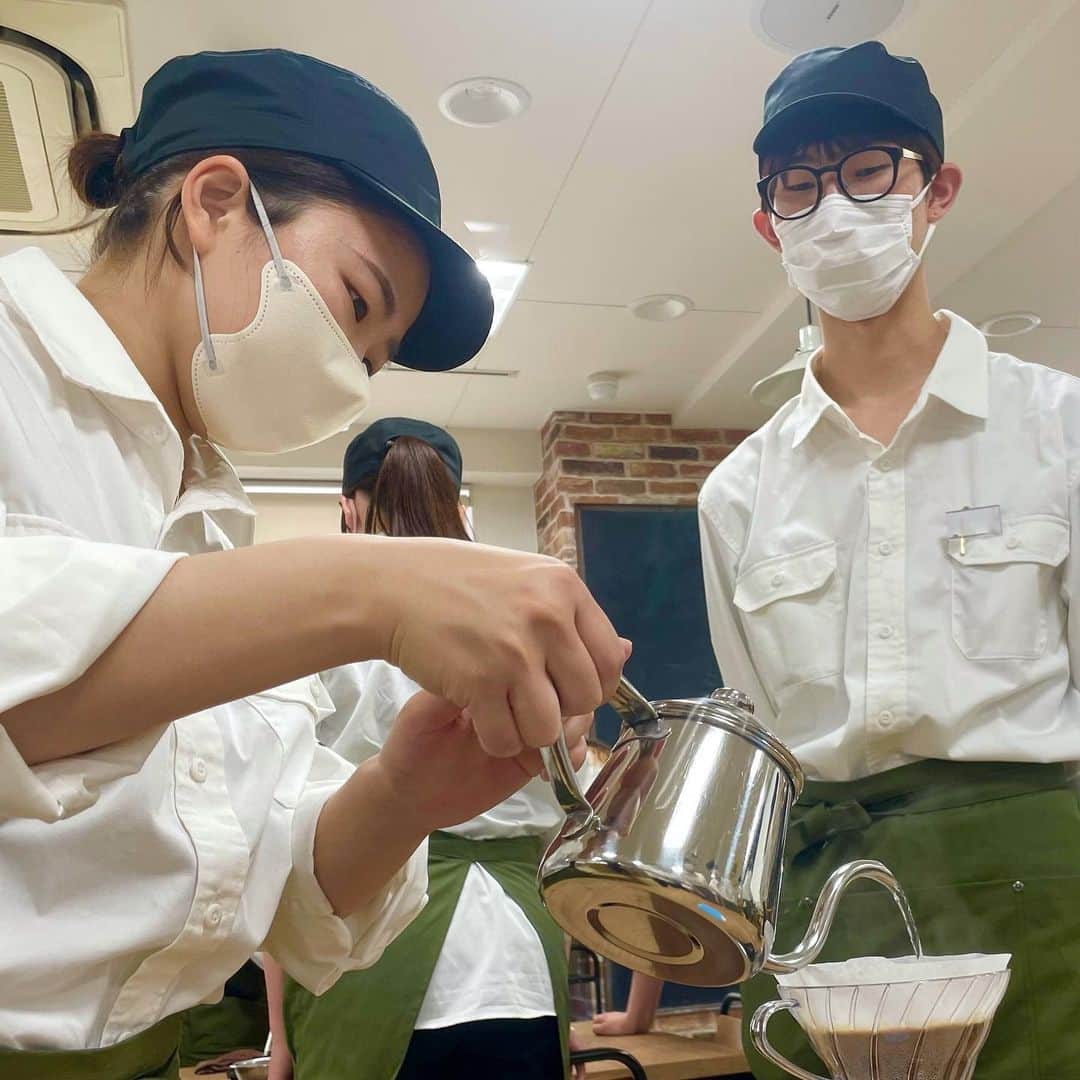 東京ベルエポック製菓調理専門学校さんのインスタグラム写真 - (東京ベルエポック製菓調理専門学校Instagram)「🧁☕️カフェビジネス科🥯🍹  本日は企業コラボでHARIOさんにお越し頂きました！  元々はビーカーなどの理化学メーカーからスタートして 今はコーヒー器具メーカーとして世界的に有名な企業です。 バリスタ世界チャンピオンが監修している機器も取り扱われてます。 今回は、様々な器具を使って、コーヒーの味の変化も分かりやすく、楽しく授業して頂きました☕️  #東京ベルエポック製菓調理専門学校  #カフェ　#おしゃれカフェ　#カフェビジネス科　#バリスタ　#カフェスタッフ　#日々の暮らし　#手作り　#手作りお菓子　#手作りご飯　#おうちおやつ　#おうちカフェ　#カフェ好きと繋がりたい  #カフェスタグラム  #カフェ部  #コーヒー #西葛西  #専門学校 #学内実習  #カフェ開業  #カフェスイーツ　#おやつ部　#洋菓子  #焼菓子  #東京　#江戸川区　#カフェプロデュース」5月23日 19時30分 - belleseika