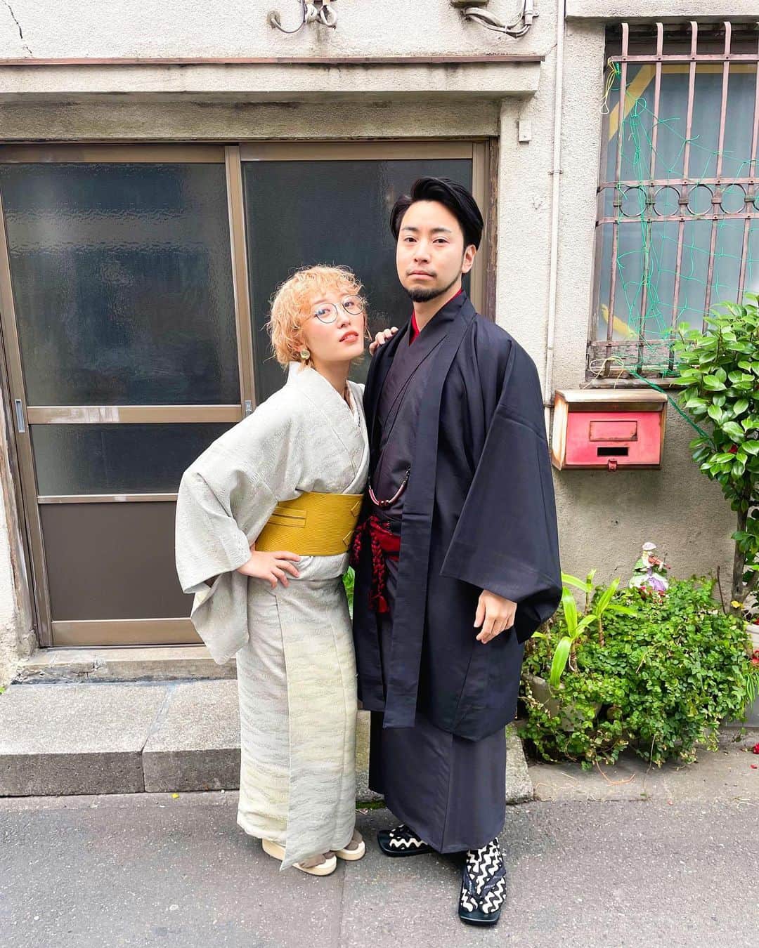 くまみきのインスタグラム：「念願の夫婦で着物✌️！  むーくんのコーデは全部 @fujikiya.kimono さん！ すなおさん( @kimonosunao )のYouTube動画内で色々着させてもらってるのでメンズ着物気になる方はみてみてね😚！夏に向けて浴衣の準備もいいね〜！！  私のコーデは少し前に出したリールで詳しく紹介してるからみてみてねー✌️🧡  楽しすぎる撮影ありがとうございました😚✨  #着物 #着物コーディネート #着物コーデ #着物 #きもの #kimono  #着物女子 #kimonostyle #kimonofashion #japanesekimono #メンズ着物 #着物男子 #夫婦着物」