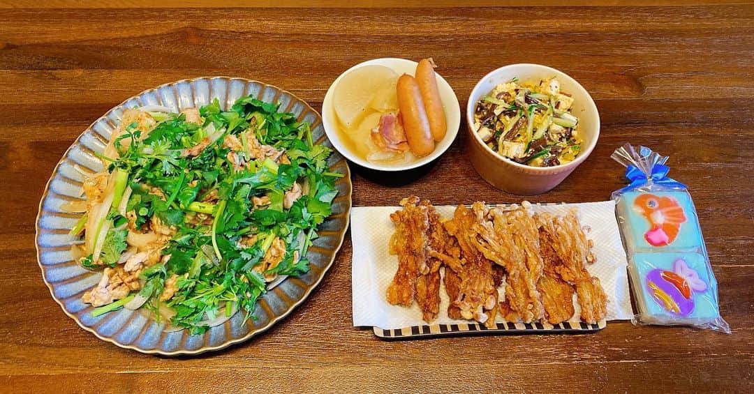 のインスタグラム：「🍽️ 豚肉とたまねぎとパクチーのタイ風炒め えのきの唐揚げ 大根ポトフ きくらげと豆腐ときゅうりの中華サラダ 富山のお土産のかまぼこ  豆腐は水切りして、ポン酢とごま油で味付け☝️  #献立」