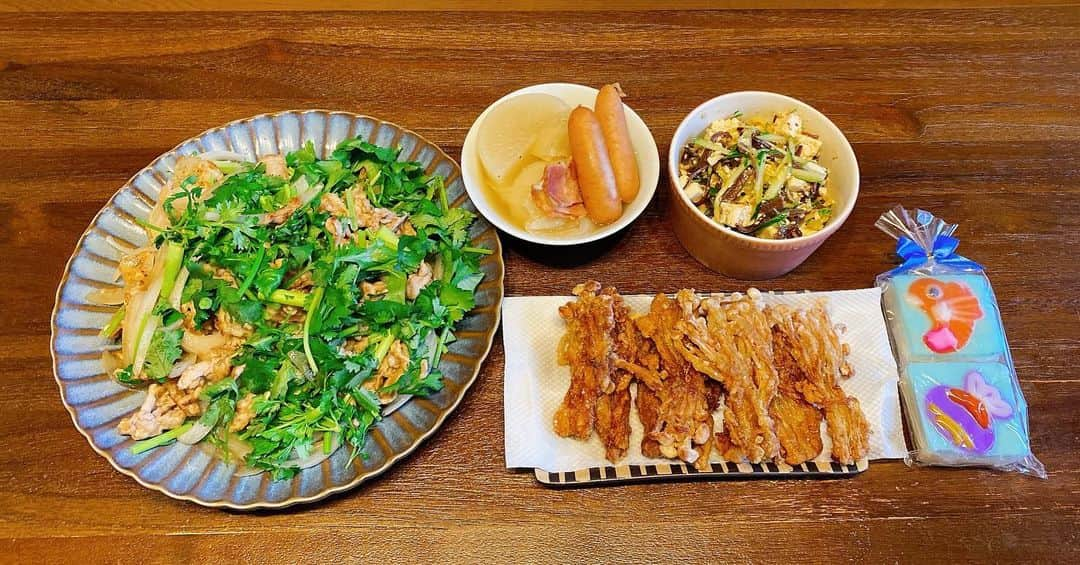 山崎ケイのインスタグラム：「🍽️ 豚肉とたまねぎとパクチーのタイ風炒め えのきの唐揚げ 大根ポトフ きくらげと豆腐ときゅうりの中華サラダ 富山のお土産のかまぼこ  豆腐は水切りして、ポン酢とごま油で味付け☝️  #献立」