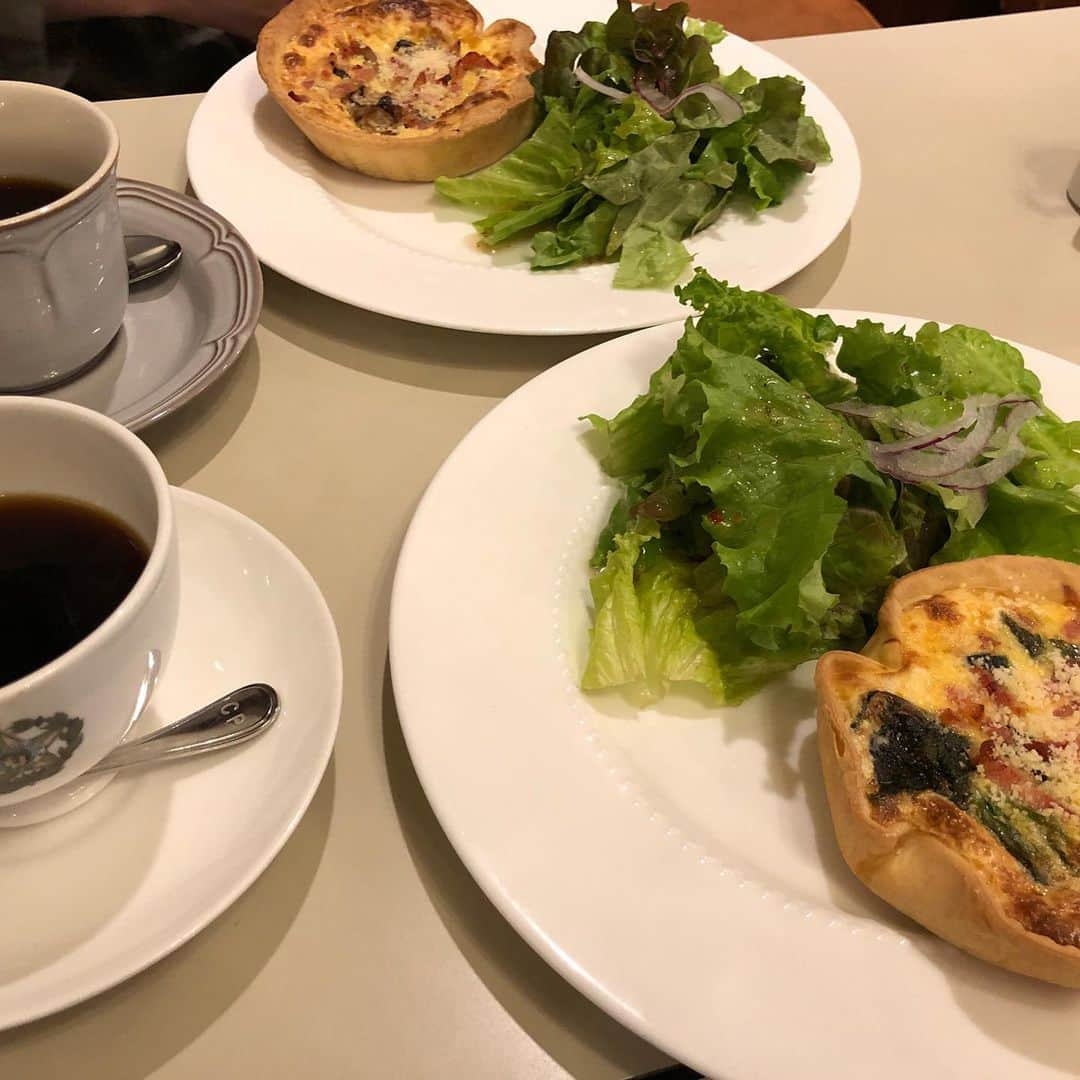 職人.comさんのインスタグラム写真 - (職人.comInstagram)「【銀座の喫茶店】  銀座には、老舗の昭和でレトロな喫茶店がたくさんあります。銀座の有名な喫茶店は、どこに行ってもいつも人が並んでいます。  日本最古の本格的な喫茶店は、1888年（明治21年）開業の東京・上野の「可否茶館」だそうですが、日本初のカフェは1911年（明治44年）に開業した銀座の「カフェー・プランタン」。同じ年に銀座で相次いで「カフェー・ライオン」、「カフェー・パウリスタ」が開業し、人気を博しました。それぞれに個性を持ち、西洋の香りを漂わせた喫茶店をご紹介します。  「カフェー・プランタン」は、洋行帰りの画家・松山省三がパリのカフェの雰囲気を再現しようと、文化人や芸術家が集うサロンを目指し開業した日本初の会員制のカフェでした。本場パリのカフェではギャルソンと呼ばれる男性が給仕をするのに対し、「カフェー・プランタン」では女性の給仕を置きました。コーヒーや洋酒、料理もソーセージやマカロニグラタンなどの当時はまだ珍しい洋食を提供し、焼きサンドイッチなどの名物メニューも誕生しました。会員には洋画家の黒田清輝、森鷗外や北原白秋、永井荷風、谷崎潤一郎、高村光太郎といった文学者、市川左團次ら歌舞伎役者などが名を連ねていました。  「カフェー・ライオン」は、洋食と洋酒が中心の食事のできる喫茶店で、ビールが一定量売れるとライオン像が吠える仕掛けになっていたそうです。接客は若い女給（ウェイトレス）が和服にエプロン姿で、それがメイドカフェの始まりであるとの見方もされているようです。現在はビアホールの「銀座ライオン」になっています。店名のライオンは、築地精養軒（上野精養軒の前身）の経営者・北村宇平がロンドンを訪れた際、ピカデリーサーカスのレストラン「ライオン」が気に入り、あやかったものだそうです。  最後の「カフェー・パウリスタ」は、110年以上続く現存する日本最古の喫茶店の一つです。1686年に創業したフランスはパリ最古のカフェ「ル・プロコープ（Le Procope）」を見習い、男性給仕のみが接客を行う正統派な喫茶店でした。「カフェー・パウリスタ」は、ブラジルに渡った日本人移民が作るコーヒーを、ブラジル政府から無償提供を受けてコーヒーを安く提供する庶民的な喫茶店として人気を博したそうです。常連客には文学者の芥川龍之介、菊池寛、与謝野晶子、女性解放運動家の平塚らいてうなど多くの文化人や、大正時代に西洋文化の影響を受けた先端的な若い男女のモボモガたちに愛されました。芥川龍之介の小説には「カッフェ・パウリスタ」の文字が出てきます。  『彼　第二』（著：芥川龍之介） 僕等は金かねの面をしてはカッフェやお茶屋へ出入した。彼は僕よりも三割がた雄の特性を具えていた。ある粉雪の烈しい夜、僕等はカッフェ・パウリスタの隅のテエブルに坐っていた。その頃のカッフェ・パウリスタは中央にグラノフォンが一台あり、白銅を一つ入れさえすれば音楽の聞かれる設備になっていた。その夜もグラノフォンは僕等の話にほとんど伴奏を絶ったことはなかった。 「ちょっとあの給仕に通訳してくれ給え。――誰でも五銭出す度に僕はきっと十銭出すから、グラノフォンの鳴るのをやめさせてくれって。」 「そんなことは頼まれないよ。第一他人の聞きたがっている音楽を銭ずくでやめさせるのは悪趣味じゃないか？」 「それじゃ他人の聞きたがらない音楽を金ずくで聞かせるのも悪趣味だよ。」  ちなみにパリ最古のカフェ「ル・プロコープ（Le Procope）」も歴史に名を残す著名人が集っていました。ナポレオン・ボナパルト、ジャン・ジャック・ルソー、ロベスピエール、ヴィクトル・ユゴーなど、そうそうたる顔ぶれです。  関東大震災のあとごろになるとカフェーは急増し、その中には女給のサービスを主体とした店も多く見られるようになりました。昭和に入り風俗的な意味合いが規制の対象となり、アルコールと女給のサービスを提供する風俗営業的な「カフェー」と、コーヒーや軽食を提供する「喫茶店（純喫茶）」と区別するようになり、「カフェー」は現在はバーやクラブなどと称するように変わりました。  ハイカラな銀座の文化発展の場所だった喫茶店、今では世界最大のカフェ・チェーンとなった「スターバックスコーヒー」が北米以外の初の店舗として、1996年に銀座に1号店をオープンしました。  銀座にはレトロモダンな老舗の喫茶店が多くあります。音楽喫茶だったという「銀座ウエスト 銀座本店」に先日行ってきました。1947年（昭和22年）創業の昭和感の漂うクラシカルで上品な喫茶店です。リーフパイが代表的なお菓子の一つで、原材料の徹底したこだわりと原材料の持ち味を生かすために人工の香料や色素などはできるかぎり使用せず、すべて職人の手作業による成形で作られているのだそうです。  銀座にいらした際には、銀座の喫茶をどうぞ楽しんでみてください。  銀座ショールーム https://www.shokunin.com/jp/showroom/ginza.html  #銀座ウエスト #銀座本店 #銀座ウエスト銀座本店 #銀座ウエスト銀座 #銀座ウエスト本店 #カフェーパウリスタ #パウリスタ #カフェーパウリスタ銀座本店 #芥川龍之介 #彼第二 #銀座の喫茶店」5月23日 19時35分 - shokunincom