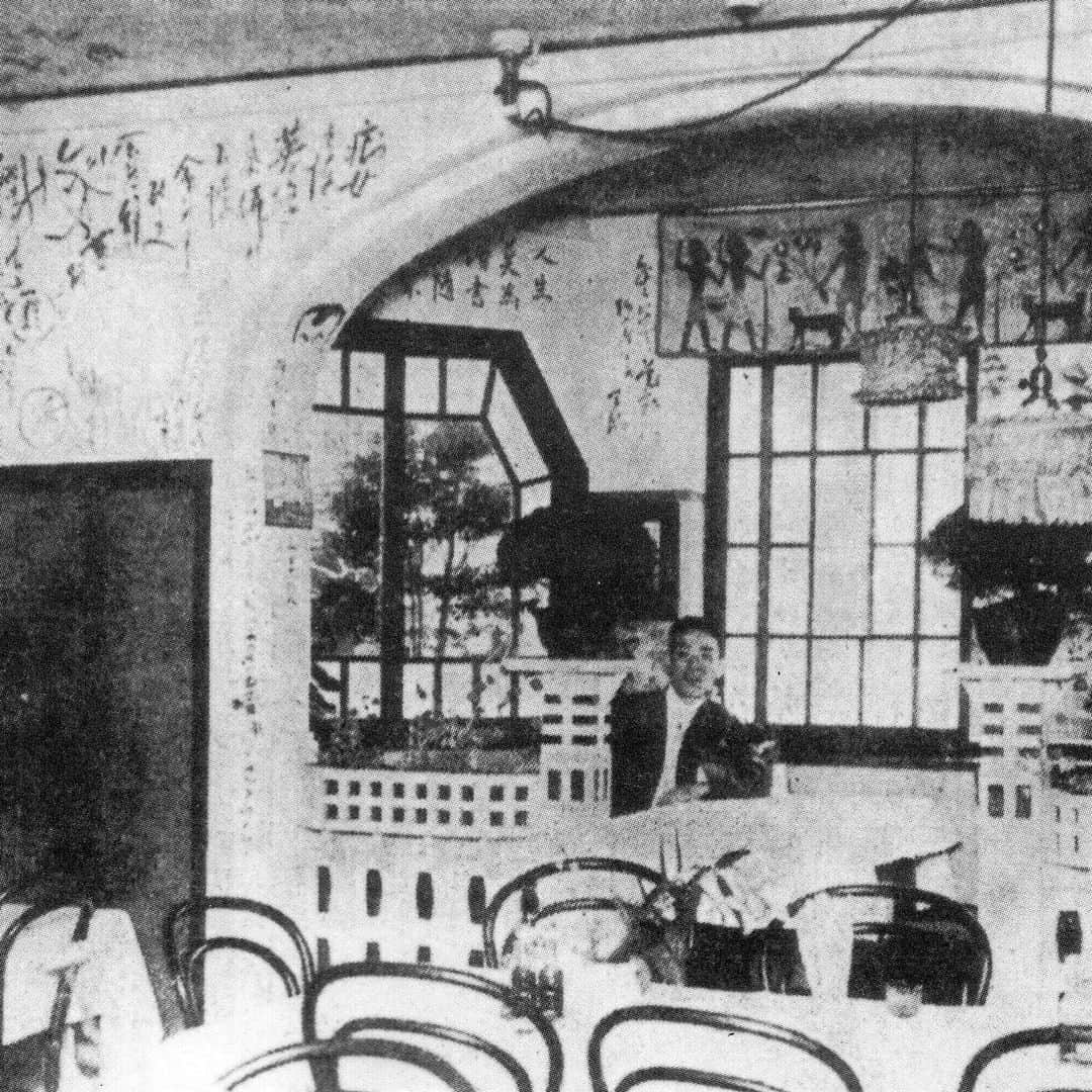 職人.comさんのインスタグラム写真 - (職人.comInstagram)「【銀座の喫茶店】  銀座には、老舗の昭和でレトロな喫茶店がたくさんあります。銀座の有名な喫茶店は、どこに行ってもいつも人が並んでいます。  日本最古の本格的な喫茶店は、1888年（明治21年）開業の東京・上野の「可否茶館」だそうですが、日本初のカフェは1911年（明治44年）に開業した銀座の「カフェー・プランタン」。同じ年に銀座で相次いで「カフェー・ライオン」、「カフェー・パウリスタ」が開業し、人気を博しました。それぞれに個性を持ち、西洋の香りを漂わせた喫茶店をご紹介します。  「カフェー・プランタン」は、洋行帰りの画家・松山省三がパリのカフェの雰囲気を再現しようと、文化人や芸術家が集うサロンを目指し開業した日本初の会員制のカフェでした。本場パリのカフェではギャルソンと呼ばれる男性が給仕をするのに対し、「カフェー・プランタン」では女性の給仕を置きました。コーヒーや洋酒、料理もソーセージやマカロニグラタンなどの当時はまだ珍しい洋食を提供し、焼きサンドイッチなどの名物メニューも誕生しました。会員には洋画家の黒田清輝、森鷗外や北原白秋、永井荷風、谷崎潤一郎、高村光太郎といった文学者、市川左團次ら歌舞伎役者などが名を連ねていました。  「カフェー・ライオン」は、洋食と洋酒が中心の食事のできる喫茶店で、ビールが一定量売れるとライオン像が吠える仕掛けになっていたそうです。接客は若い女給（ウェイトレス）が和服にエプロン姿で、それがメイドカフェの始まりであるとの見方もされているようです。現在はビアホールの「銀座ライオン」になっています。店名のライオンは、築地精養軒（上野精養軒の前身）の経営者・北村宇平がロンドンを訪れた際、ピカデリーサーカスのレストラン「ライオン」が気に入り、あやかったものだそうです。  最後の「カフェー・パウリスタ」は、110年以上続く現存する日本最古の喫茶店の一つです。1686年に創業したフランスはパリ最古のカフェ「ル・プロコープ（Le Procope）」を見習い、男性給仕のみが接客を行う正統派な喫茶店でした。「カフェー・パウリスタ」は、ブラジルに渡った日本人移民が作るコーヒーを、ブラジル政府から無償提供を受けてコーヒーを安く提供する庶民的な喫茶店として人気を博したそうです。常連客には文学者の芥川龍之介、菊池寛、与謝野晶子、女性解放運動家の平塚らいてうなど多くの文化人や、大正時代に西洋文化の影響を受けた先端的な若い男女のモボモガたちに愛されました。芥川龍之介の小説には「カッフェ・パウリスタ」の文字が出てきます。  『彼　第二』（著：芥川龍之介） 僕等は金かねの面をしてはカッフェやお茶屋へ出入した。彼は僕よりも三割がた雄の特性を具えていた。ある粉雪の烈しい夜、僕等はカッフェ・パウリスタの隅のテエブルに坐っていた。その頃のカッフェ・パウリスタは中央にグラノフォンが一台あり、白銅を一つ入れさえすれば音楽の聞かれる設備になっていた。その夜もグラノフォンは僕等の話にほとんど伴奏を絶ったことはなかった。 「ちょっとあの給仕に通訳してくれ給え。――誰でも五銭出す度に僕はきっと十銭出すから、グラノフォンの鳴るのをやめさせてくれって。」 「そんなことは頼まれないよ。第一他人の聞きたがっている音楽を銭ずくでやめさせるのは悪趣味じゃないか？」 「それじゃ他人の聞きたがらない音楽を金ずくで聞かせるのも悪趣味だよ。」  ちなみにパリ最古のカフェ「ル・プロコープ（Le Procope）」も歴史に名を残す著名人が集っていました。ナポレオン・ボナパルト、ジャン・ジャック・ルソー、ロベスピエール、ヴィクトル・ユゴーなど、そうそうたる顔ぶれです。  関東大震災のあとごろになるとカフェーは急増し、その中には女給のサービスを主体とした店も多く見られるようになりました。昭和に入り風俗的な意味合いが規制の対象となり、アルコールと女給のサービスを提供する風俗営業的な「カフェー」と、コーヒーや軽食を提供する「喫茶店（純喫茶）」と区別するようになり、「カフェー」は現在はバーやクラブなどと称するように変わりました。  ハイカラな銀座の文化発展の場所だった喫茶店、今では世界最大のカフェ・チェーンとなった「スターバックスコーヒー」が北米以外の初の店舗として、1996年に銀座に1号店をオープンしました。  銀座にはレトロモダンな老舗の喫茶店が多くあります。音楽喫茶だったという「銀座ウエスト 銀座本店」に先日行ってきました。1947年（昭和22年）創業の昭和感の漂うクラシカルで上品な喫茶店です。リーフパイが代表的なお菓子の一つで、原材料の徹底したこだわりと原材料の持ち味を生かすために人工の香料や色素などはできるかぎり使用せず、すべて職人の手作業による成形で作られているのだそうです。  銀座にいらした際には、銀座の喫茶をどうぞ楽しんでみてください。  銀座ショールーム https://www.shokunin.com/jp/showroom/ginza.html  #銀座ウエスト #銀座本店 #銀座ウエスト銀座本店 #銀座ウエスト銀座 #銀座ウエスト本店 #カフェーパウリスタ #パウリスタ #カフェーパウリスタ銀座本店 #芥川龍之介 #彼第二 #銀座の喫茶店」5月23日 19時35分 - shokunincom