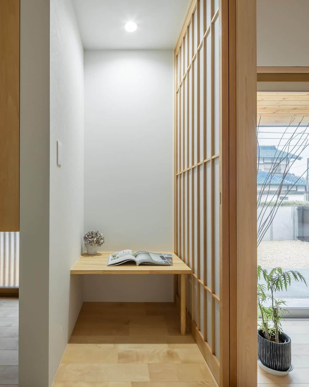 ルポハウス一級建築士事務所さんのインスタグラム写真 - (ルポハウス一級建築士事務所Instagram)「・ ・ ・ 《和やかに暮らす平屋/四日市市》 ・ 小上がりで天井が近く、居心地よくこもれる和室。 ・ 光を柔らかく通す障子が、温かみのある空間に仕上げています。 ・ ・ ・ 設計担当/田岡尚記 @n_taoka  インテリア担当/藤澤　佳織 @repos_j  ・ ・ ・ 𓐌𓐌𓐌𓐌𓐌𓐌𓐌𓐌𓐌𓐌𓐌𓐌𓐌𓐌𓐌𓐌𓐌𓐌  ルポハウスの施工事例はこちらまで☞ @reposhouse  𓐌𓐌𓐌𓐌𓐌𓐌𓐌𓐌𓐌𓐌𓐌𓐌𓐌𓐌𓐌𓐌𓐌𓐌 ルポハウス はちょっとかっこいい家 を"友人のために" という思いでつくっています。 一生に一度の#マイホーム。 「あなたにしかできない」×「ルポハウスだからできる」で、 私たちだけの#家づくり を思いっきり楽しんでみませんか？！ ・ ・ ・ #住宅 #注文住宅 #マイホーム計画 #家づくりアイデア #和室 #和室インテリア #ダイケン畳 #健やかおもて #若草色畳 #無垢床 #カエデカバ #リリカラクロス #lw4571 #造作障子 #造作カウンター #三重の家 #平屋 #平屋の家 #平屋和室 #ワーロンプレート」5月23日 19時31分 - reposhouse