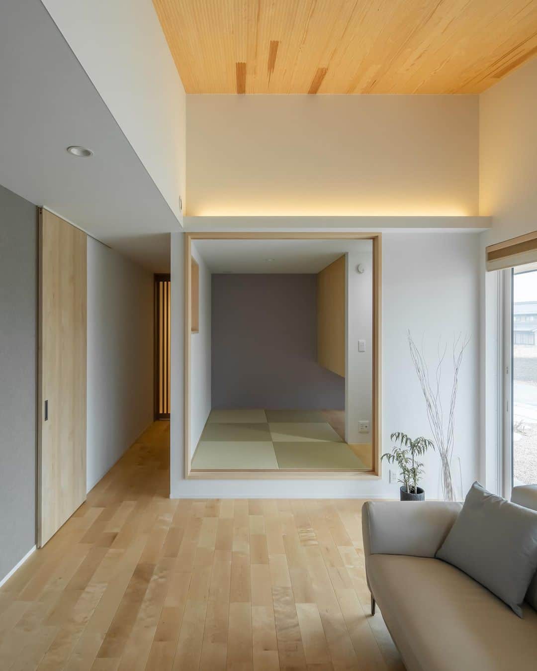 ルポハウス一級建築士事務所さんのインスタグラム写真 - (ルポハウス一級建築士事務所Instagram)「・ ・ ・ 《和やかに暮らす平屋/四日市市》 ・ 小上がりで天井が近く、居心地よくこもれる和室。 ・ 光を柔らかく通す障子が、温かみのある空間に仕上げています。 ・ ・ ・ 設計担当/田岡尚記 @n_taoka  インテリア担当/藤澤　佳織 @repos_j  ・ ・ ・ 𓐌𓐌𓐌𓐌𓐌𓐌𓐌𓐌𓐌𓐌𓐌𓐌𓐌𓐌𓐌𓐌𓐌𓐌  ルポハウスの施工事例はこちらまで☞ @reposhouse  𓐌𓐌𓐌𓐌𓐌𓐌𓐌𓐌𓐌𓐌𓐌𓐌𓐌𓐌𓐌𓐌𓐌𓐌 ルポハウス はちょっとかっこいい家 を"友人のために" という思いでつくっています。 一生に一度の#マイホーム。 「あなたにしかできない」×「ルポハウスだからできる」で、 私たちだけの#家づくり を思いっきり楽しんでみませんか？！ ・ ・ ・ #住宅 #注文住宅 #マイホーム計画 #家づくりアイデア #和室 #和室インテリア #ダイケン畳 #健やかおもて #若草色畳 #無垢床 #カエデカバ #リリカラクロス #lw4571 #造作障子 #造作カウンター #三重の家 #平屋 #平屋の家 #平屋和室 #ワーロンプレート」5月23日 19時31分 - reposhouse